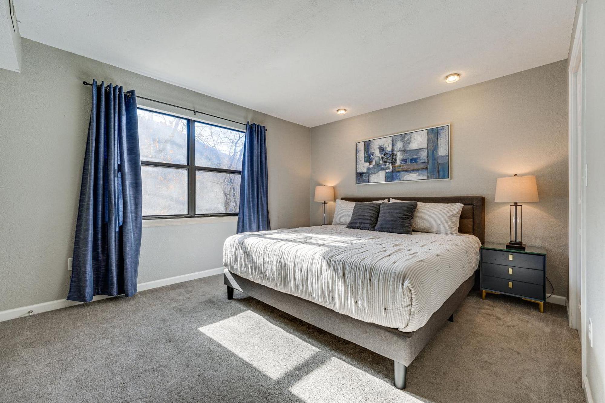 Lakefront Penthouse With Amenities! *