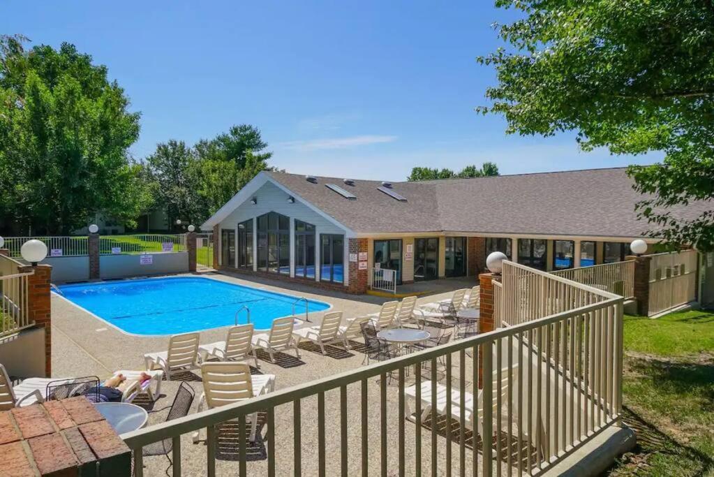 Free Daily Attractions Including Silver Dollar City! Spacious, Centrally Located, 2 Pools