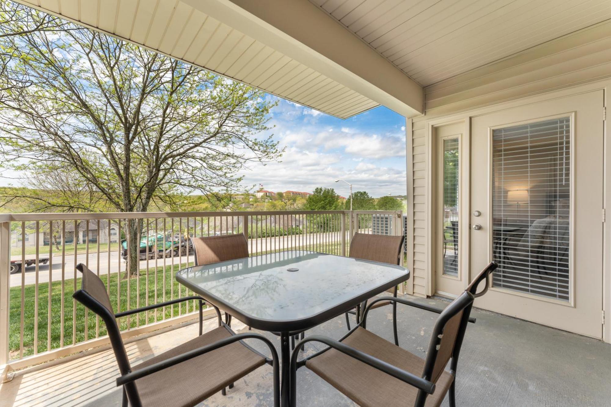 Free Daily Attractions Including Silver Dollar City! Spacious, Centrally Located, 2 Pools *