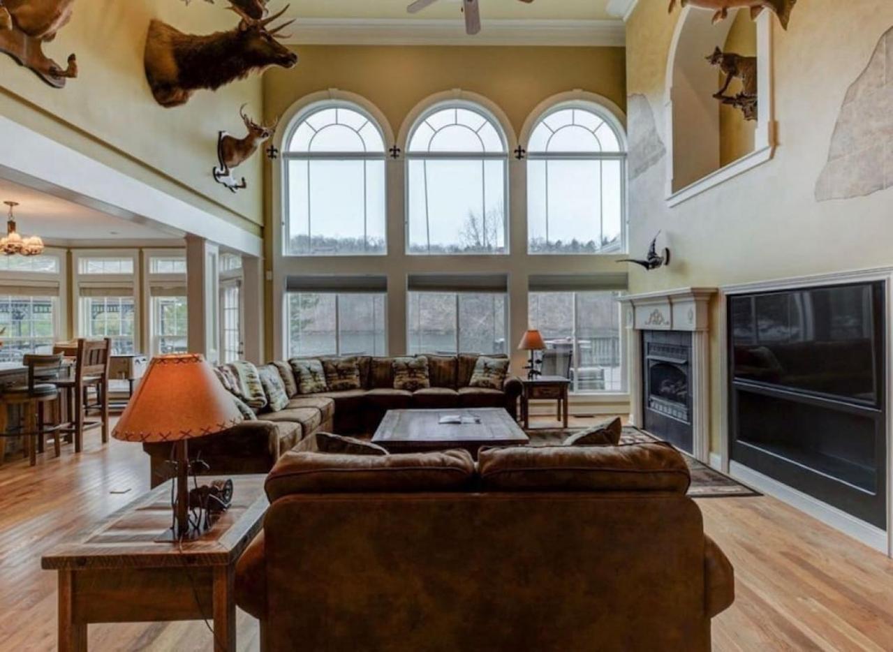 Free Attraction Tickets! Trout Fishing! Private Dock! Large Family Gathering Holiday home Branson