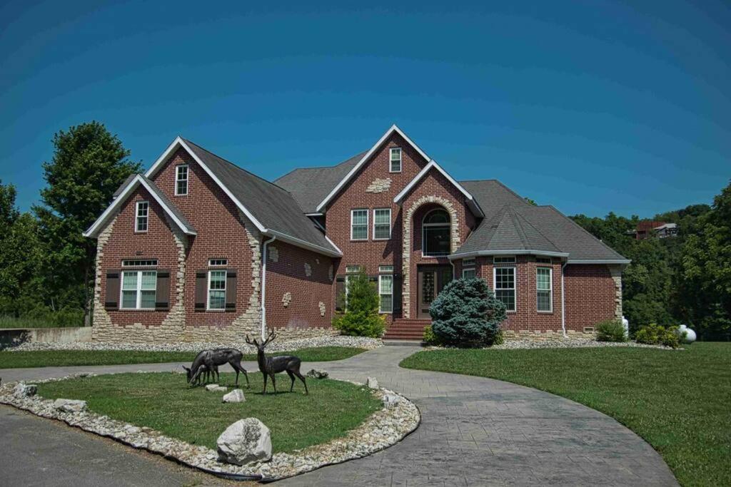 Free Attraction Tickets! Trout Fishing! Private Dock! Large Family Gathering *