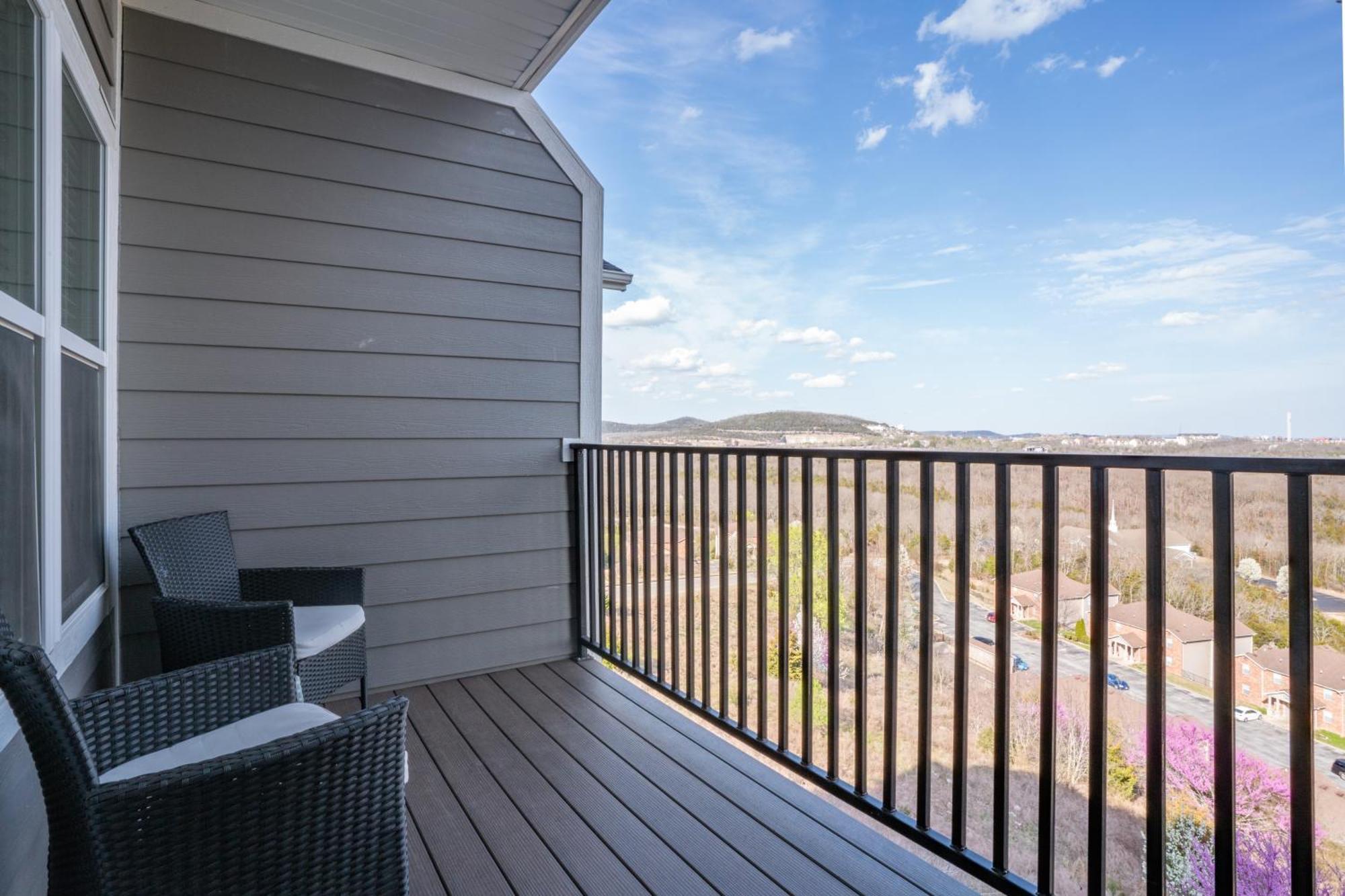 Apartment Near 76 Strip And Sdc - King Beds - Outdoor Pool - Free Attraction Tickets - V3301-6