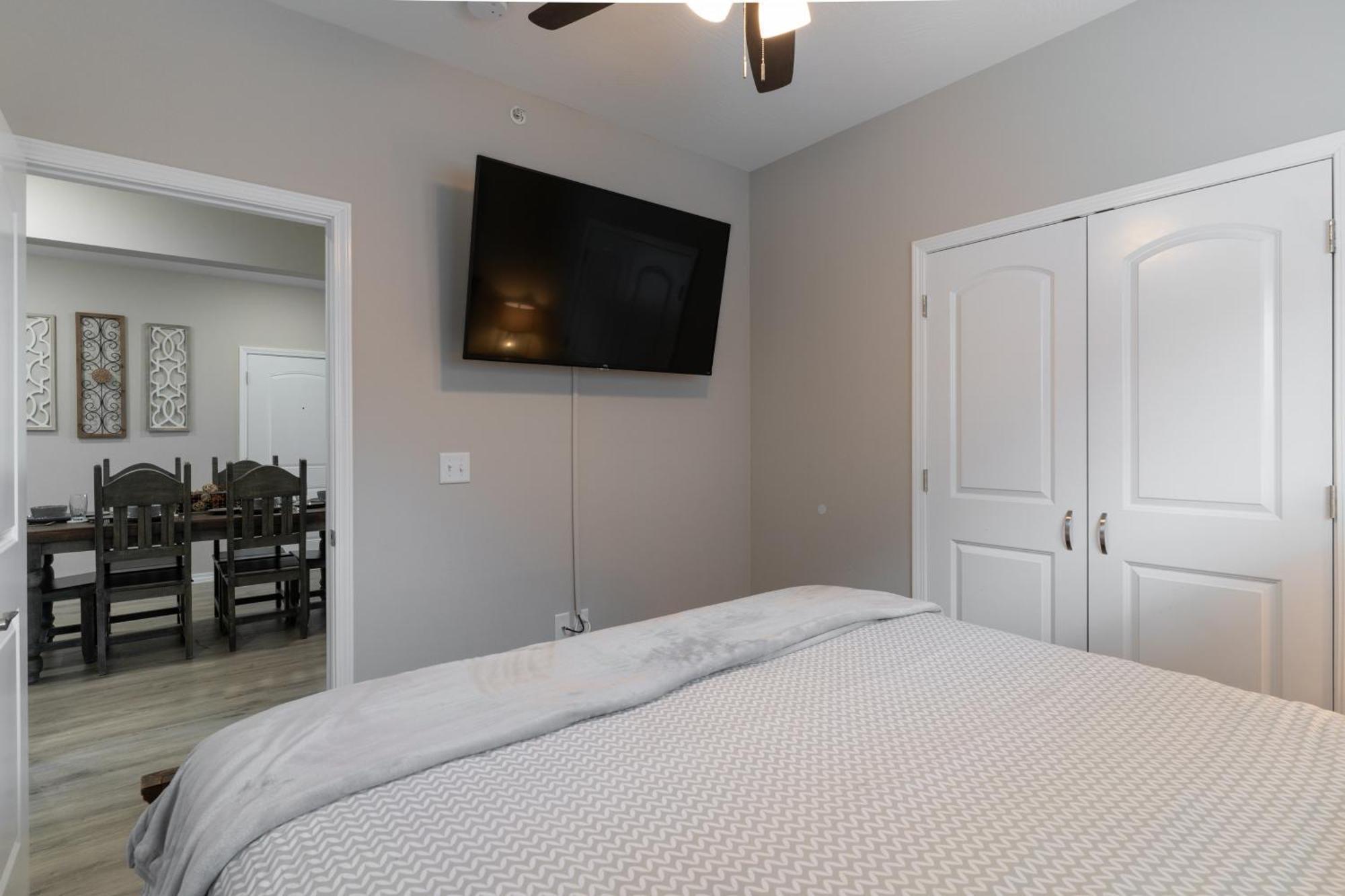 Apartment Near 76 Strip And Sdc - King Beds - Outdoor Pool - Free Attraction Tickets - V3301-6