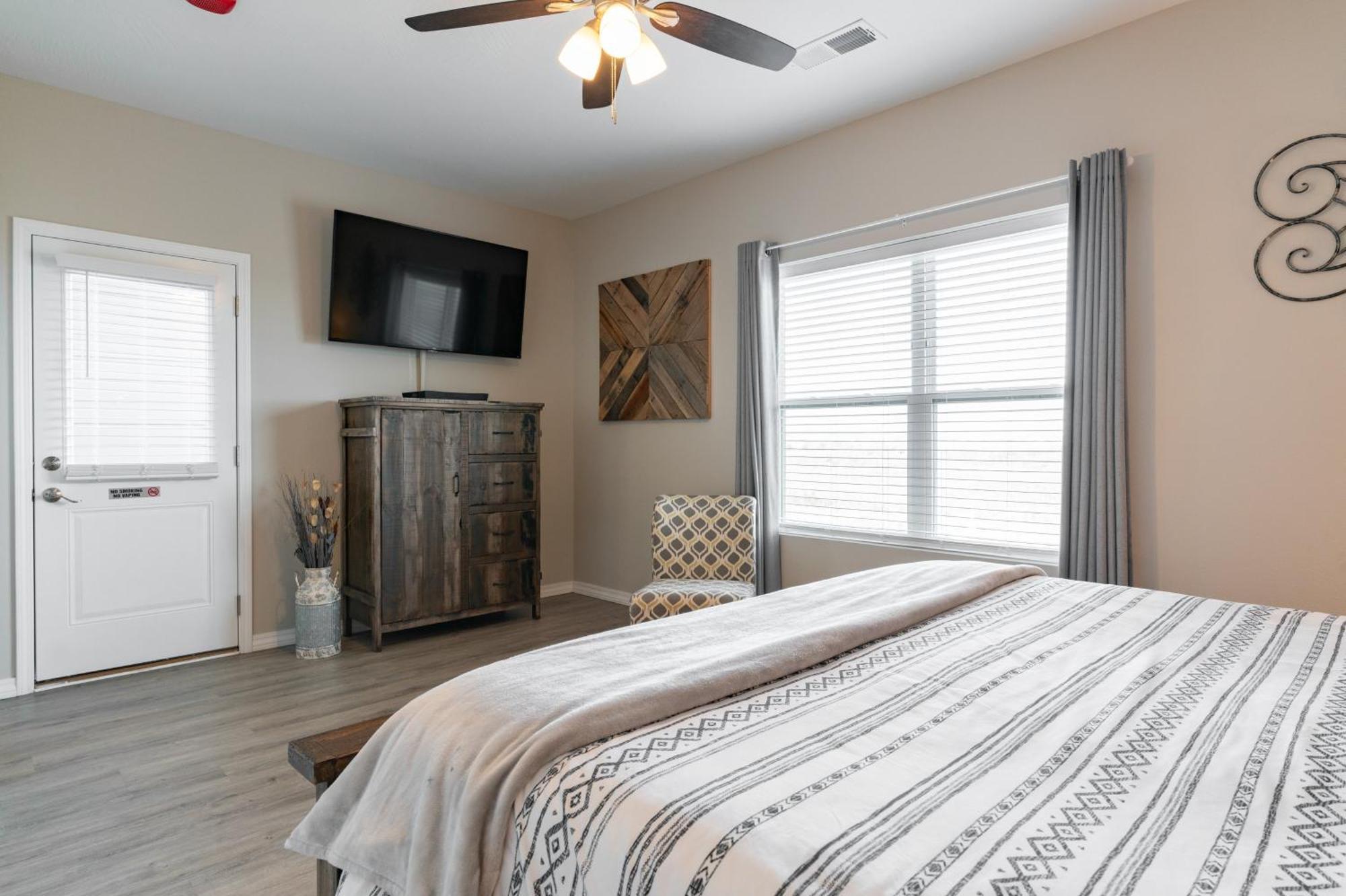 Near 76 Strip And Sdc - King Beds - Outdoor Pool - Free Attraction Tickets - V3301-6 Branson