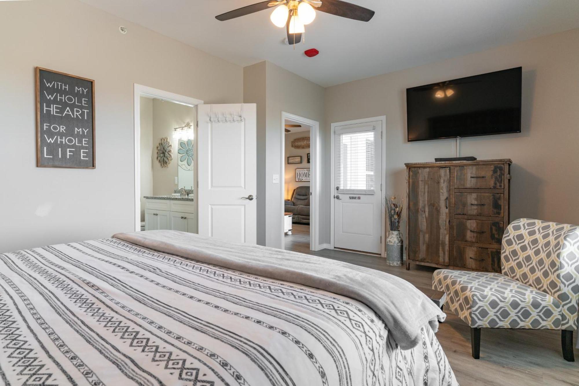 Near 76 Strip And Sdc - King Beds - Outdoor Pool - Free Attraction Tickets - V3301-6 *