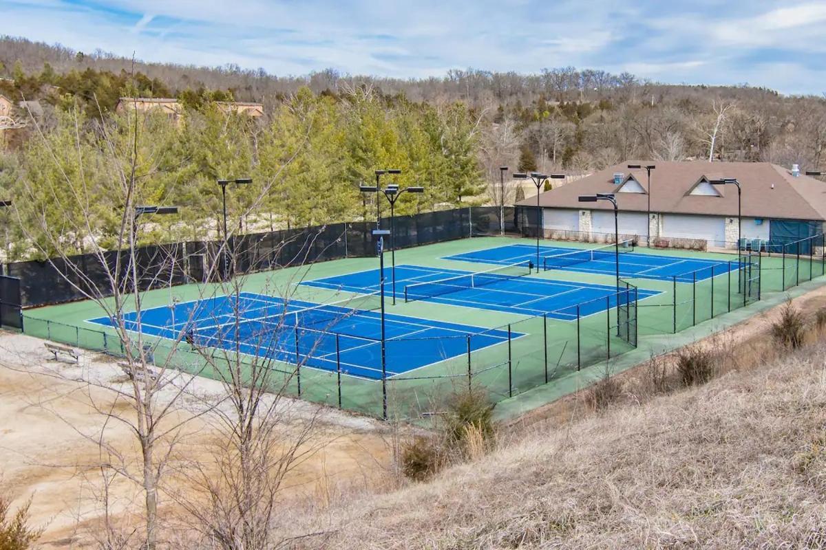 Golf On Site - Walk-in Shower - Jetted Tub - Free Attraction Tickets Included * Branson
