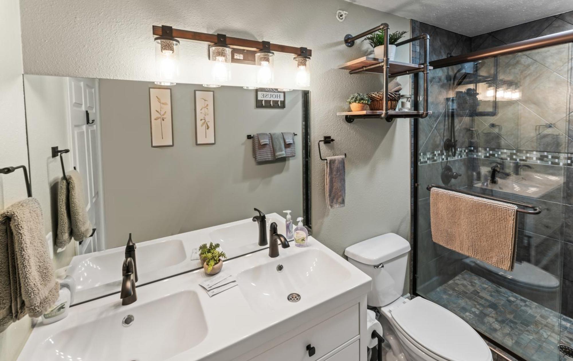 Golf On Site - Walk-in Shower - Jetted Tub - Free Attraction Tickets Included