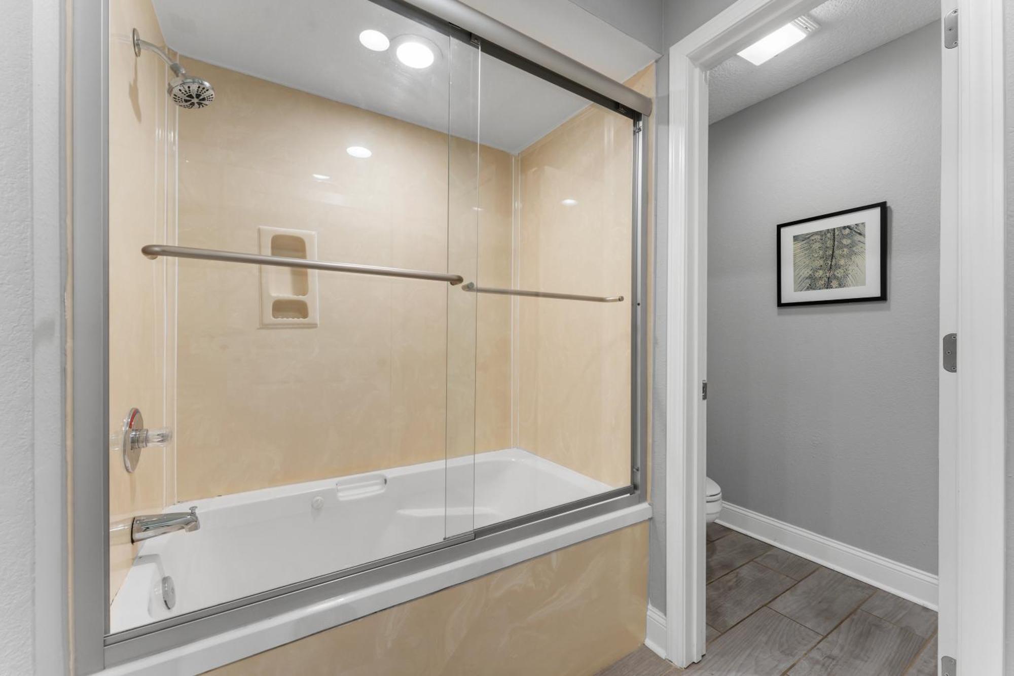 Free Silver Dollar & Other Attraction Tickets! Spacious, Great Location, Indoor & Outdoor Pools Apartment