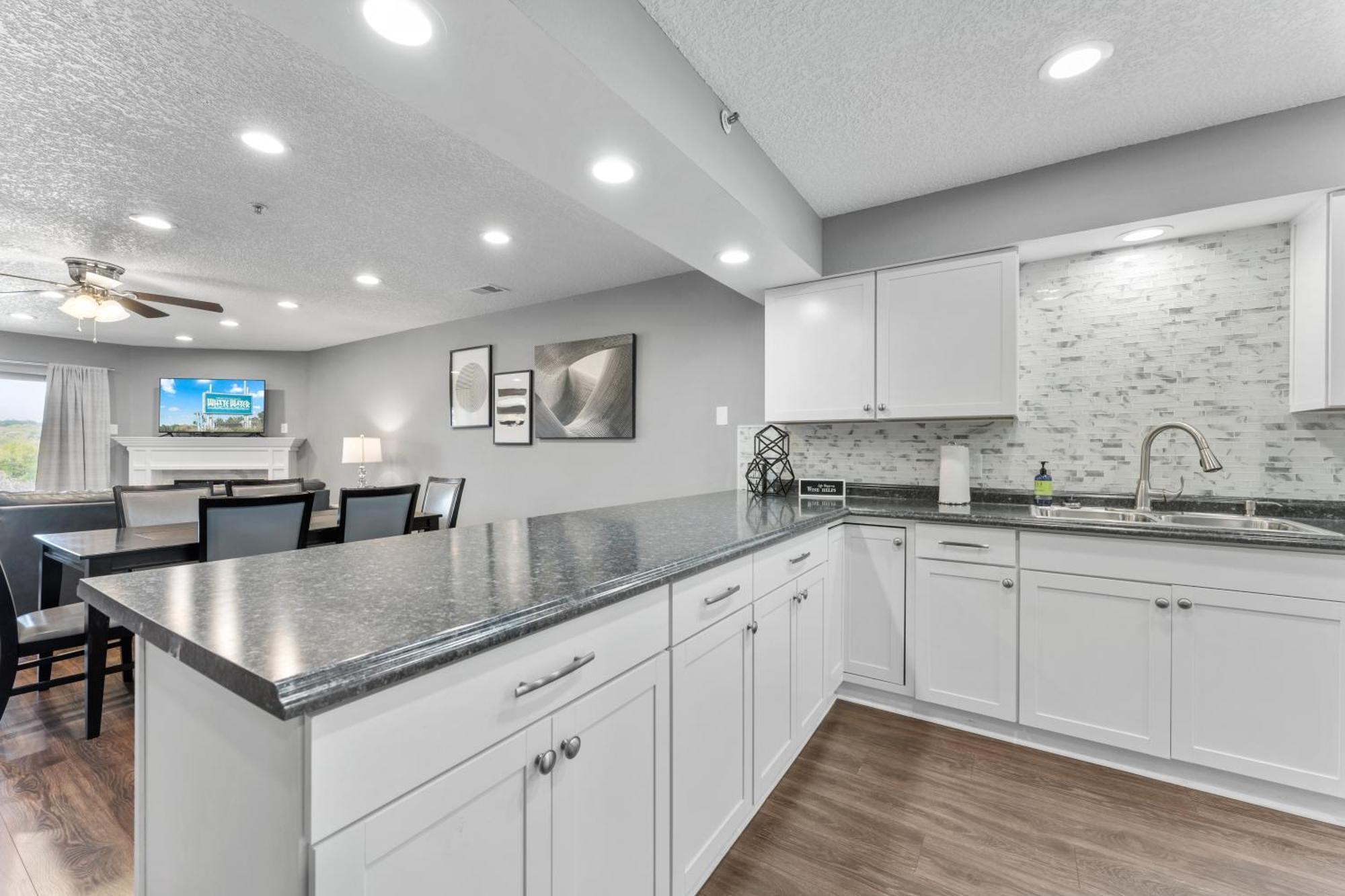 Free Silver Dollar & Other Attraction Tickets! Spacious, Great Location, Indoor & Outdoor Pools Apartment