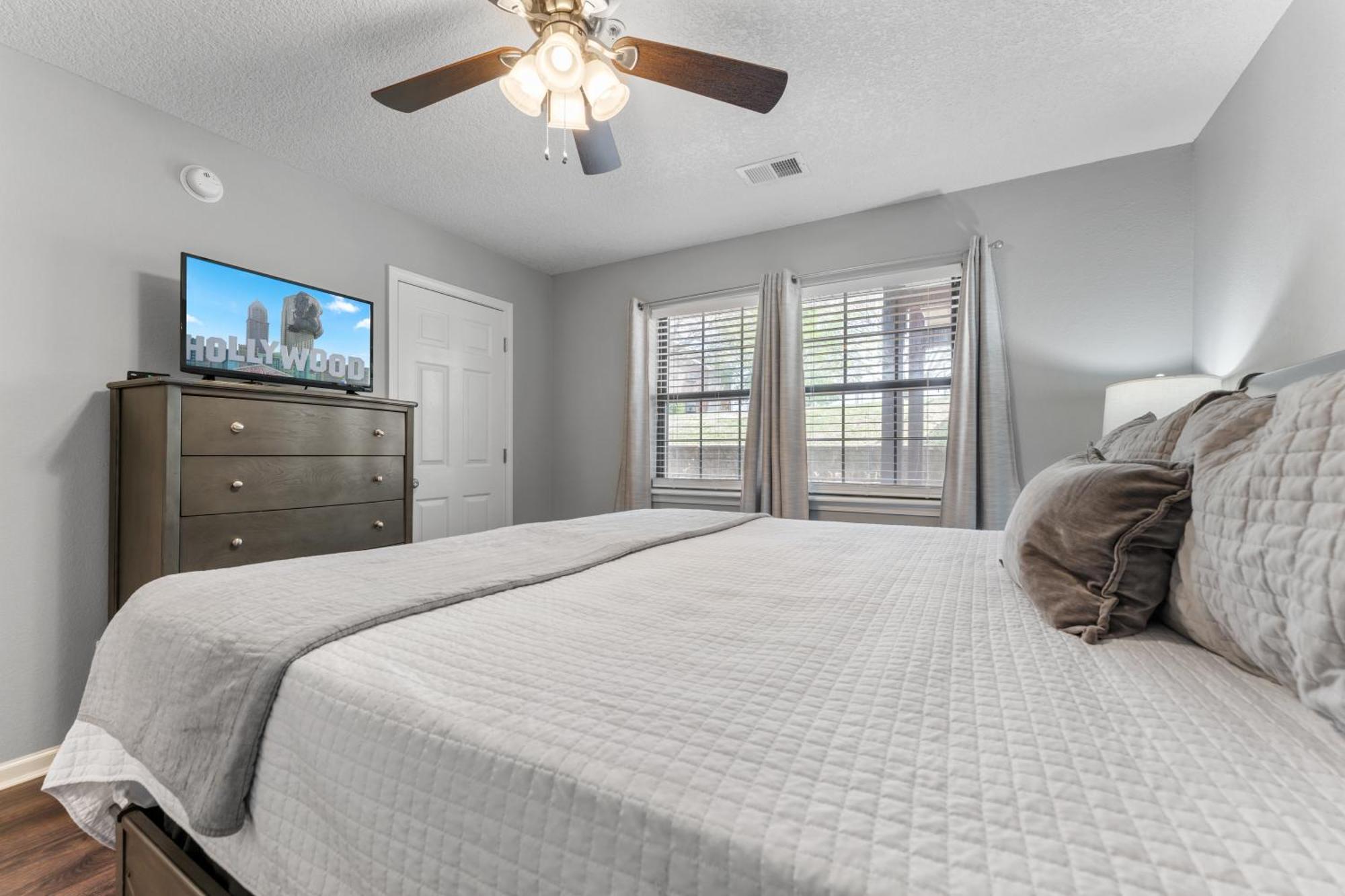 Free Silver Dollar & Other Attraction Tickets! Spacious, Great Location, Indoor & Outdoor Pools Apartment Branson
