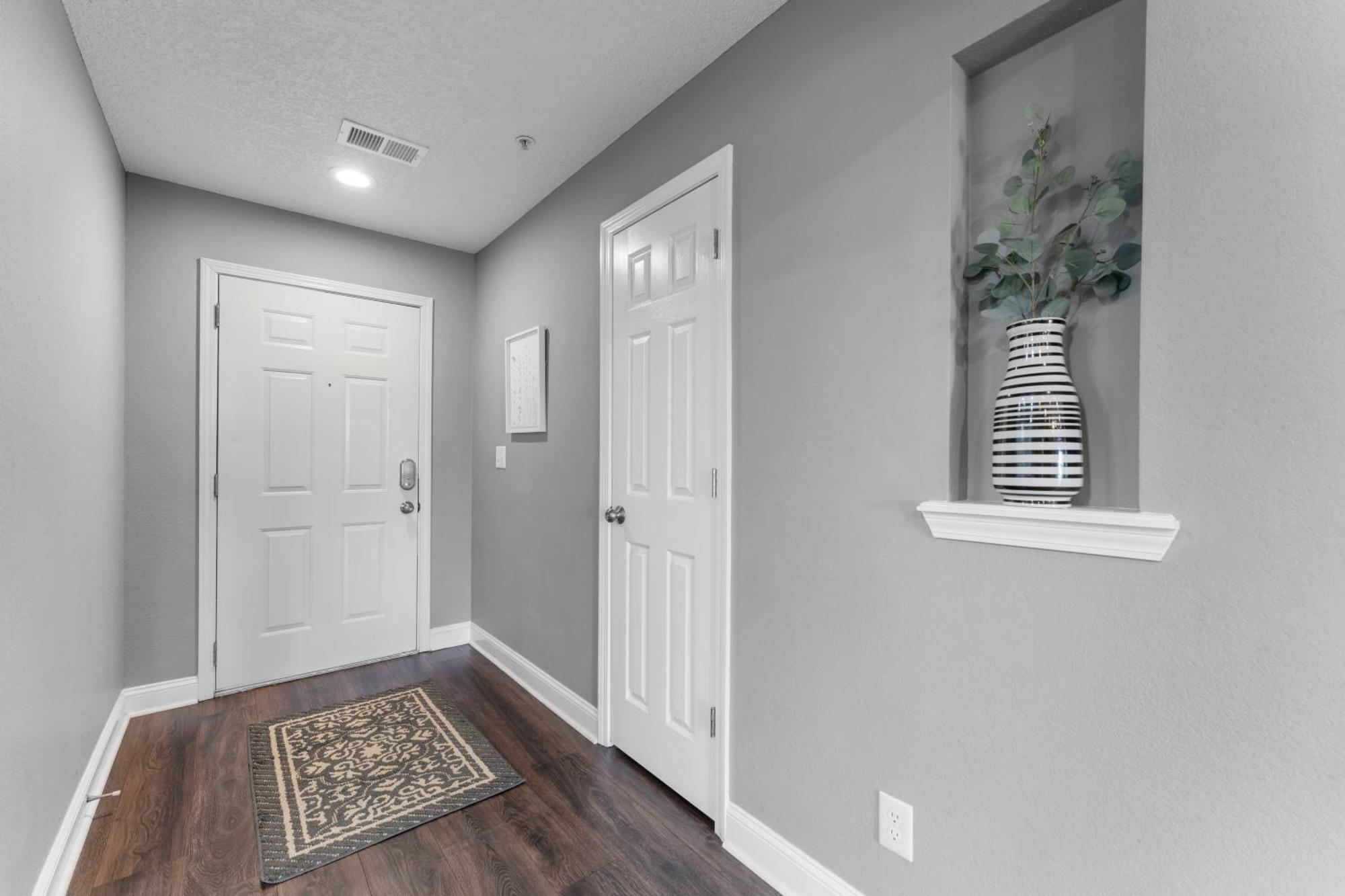 Free Silver Dollar & Other Attraction Tickets! Spacious, Great Location, Indoor & Outdoor Pools Apartment