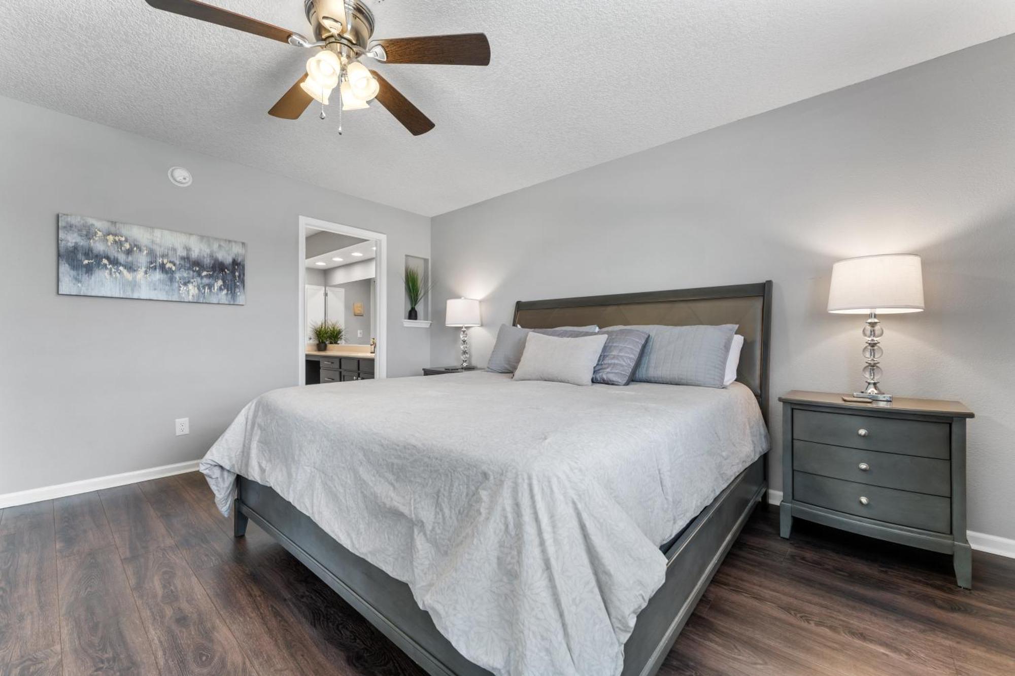 Free Silver Dollar & Other Attraction Tickets! Spacious, Great Location, Indoor & Outdoor Pools Apartment