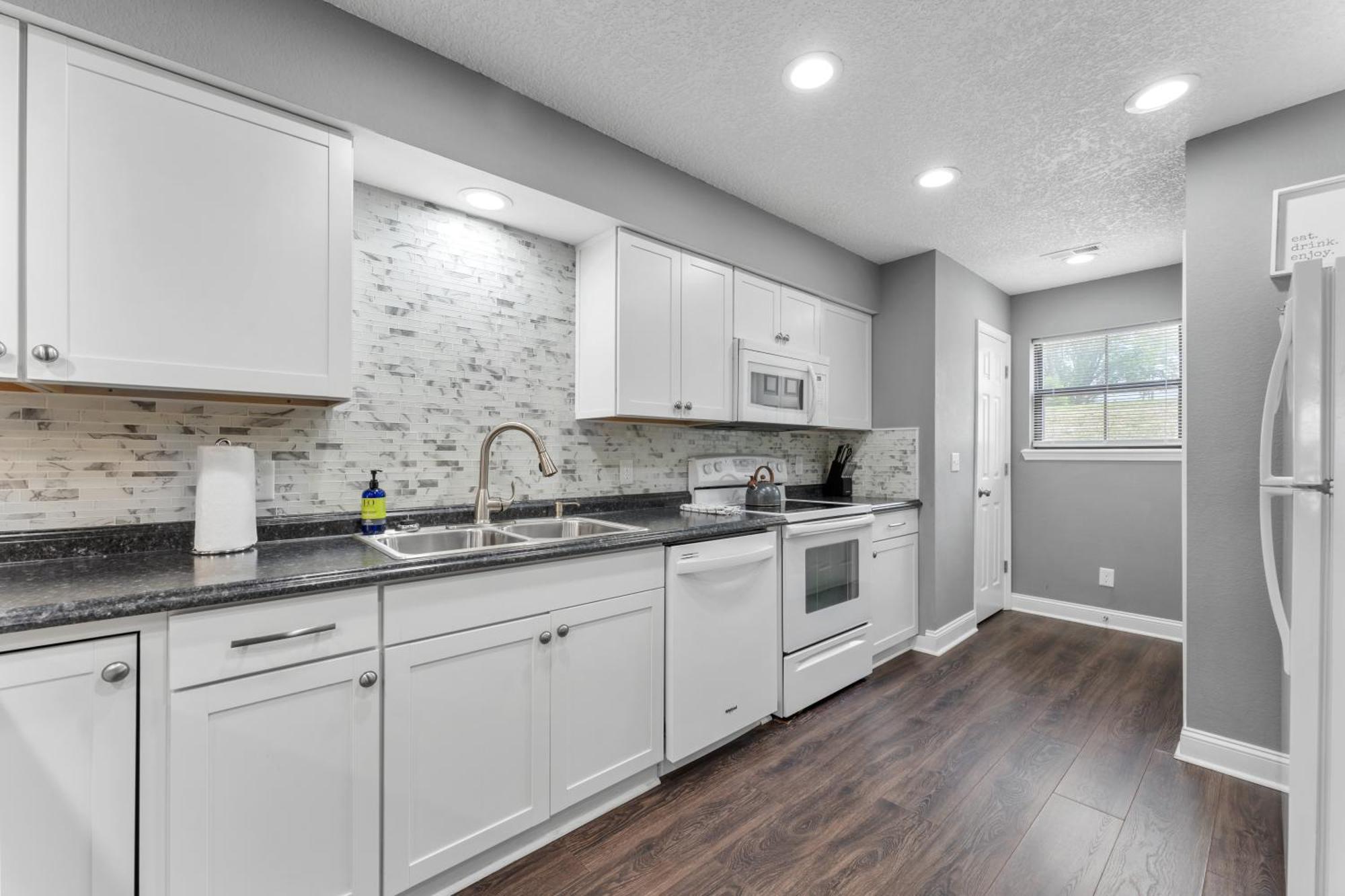 Free Silver Dollar & Other Attraction Tickets! Spacious, Great Location, Indoor & Outdoor Pools Apartment *