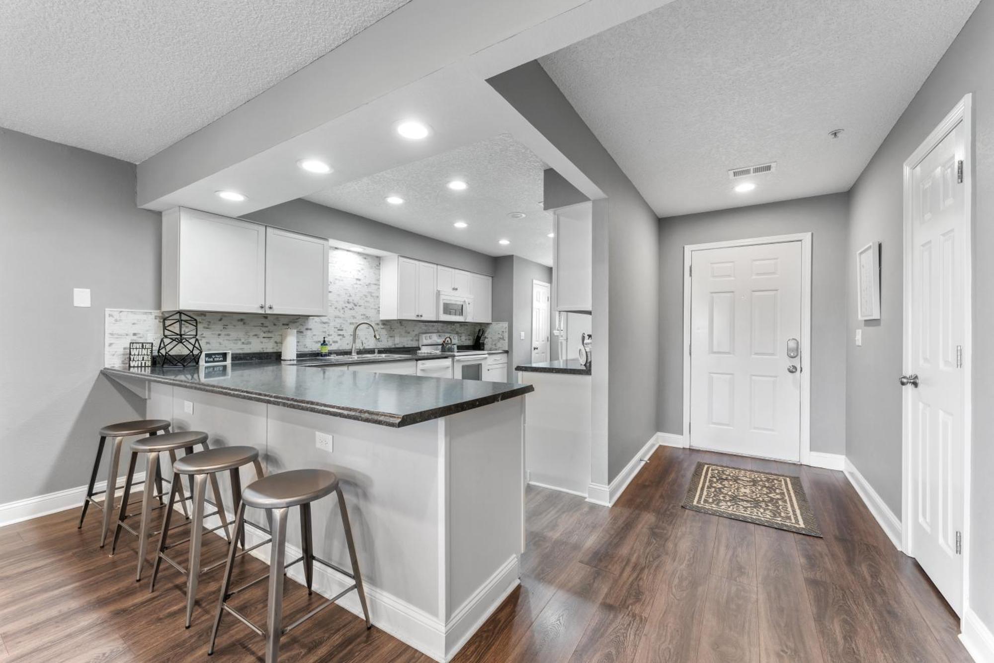 Apartment Free Silver Dollar & Other Attraction Tickets! Spacious, Great Location, Indoor & Outdoor Pools