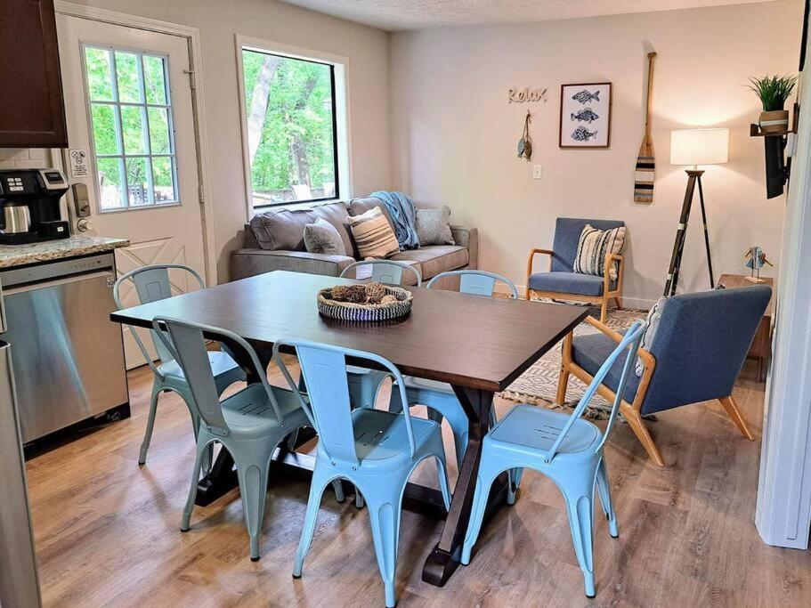 Tribesman Luxury # 7 On Table Rock Near Silver Dollar City,