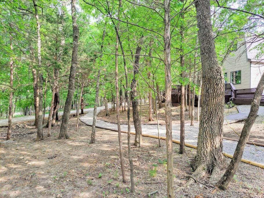 Tribesman Luxury #9 On Table Rock Near Silver Dollar City, *