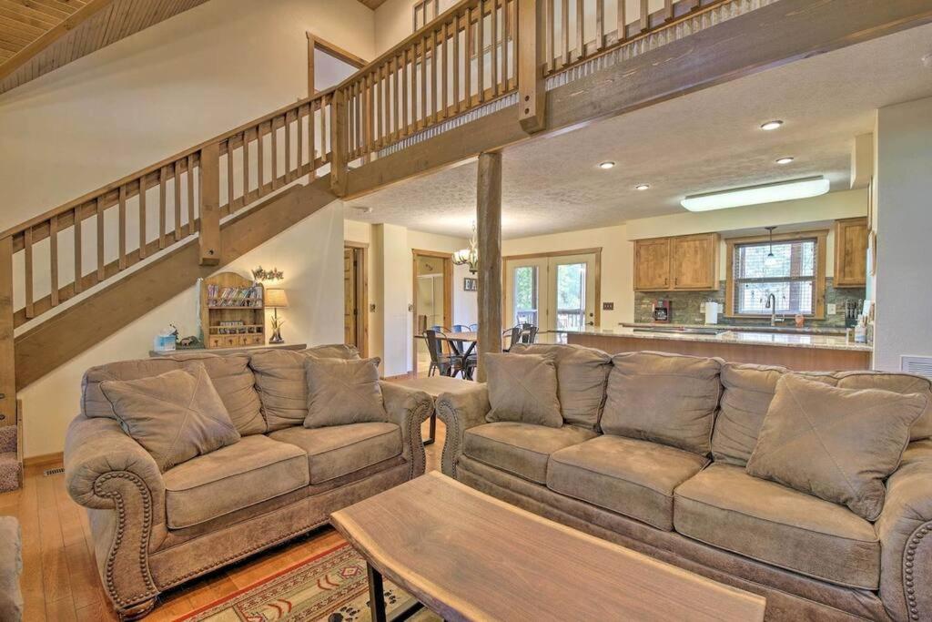 Cozy 'rustic River Lodge' Near Sdc With Pools! Holiday home Branson
