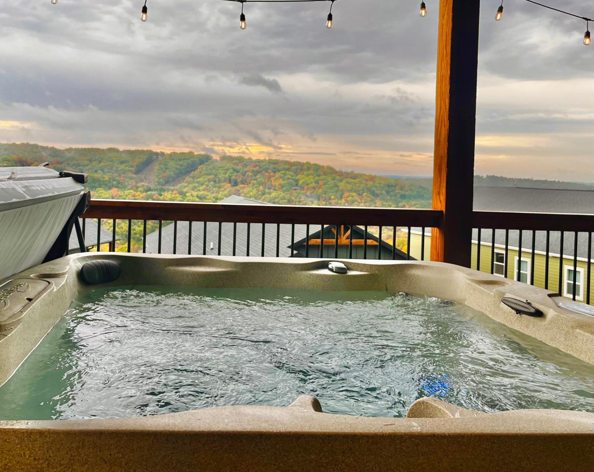 Spacious Rustic Elm Holiday home Branson