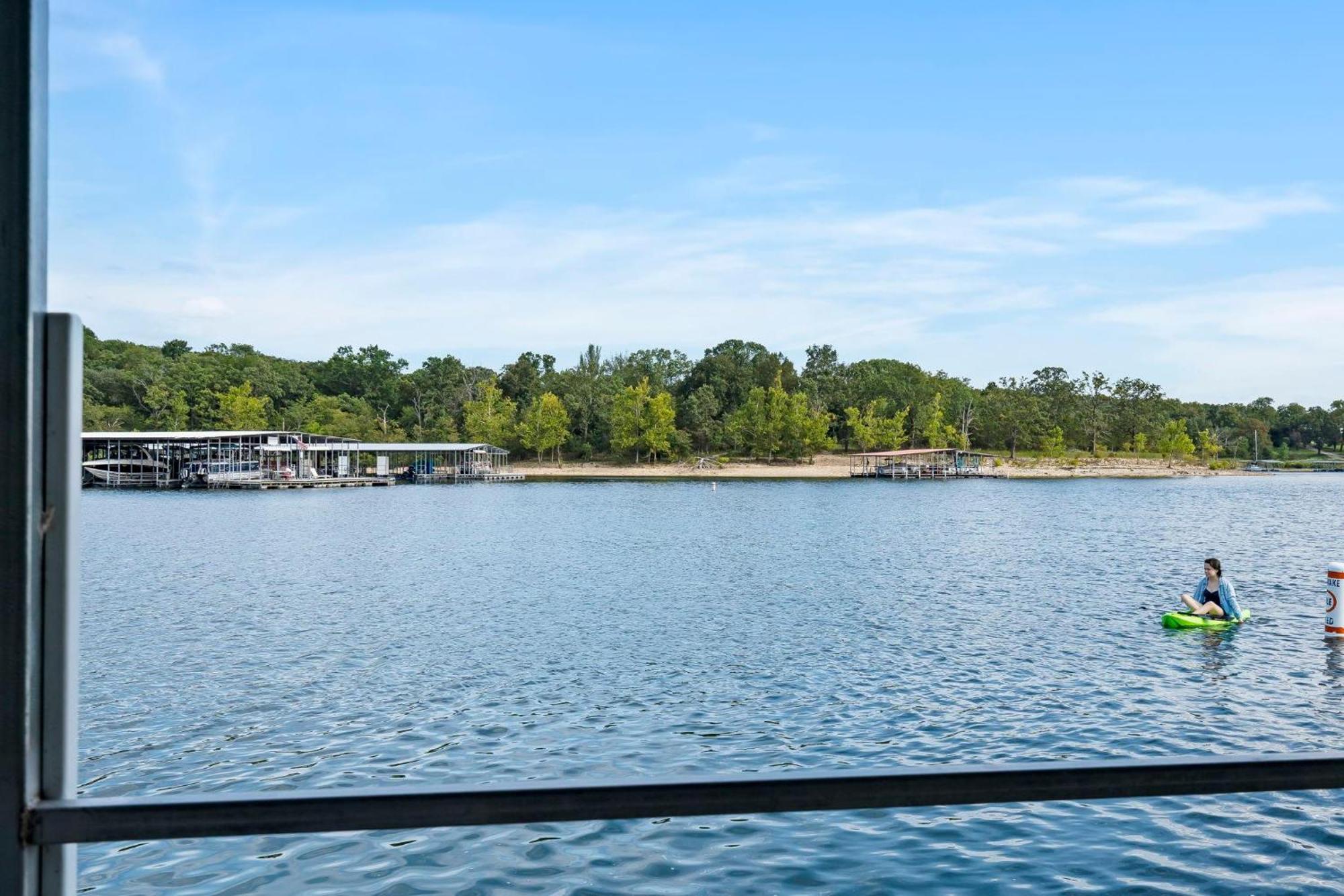Happiness Within - Lakefront Holiday home Branson