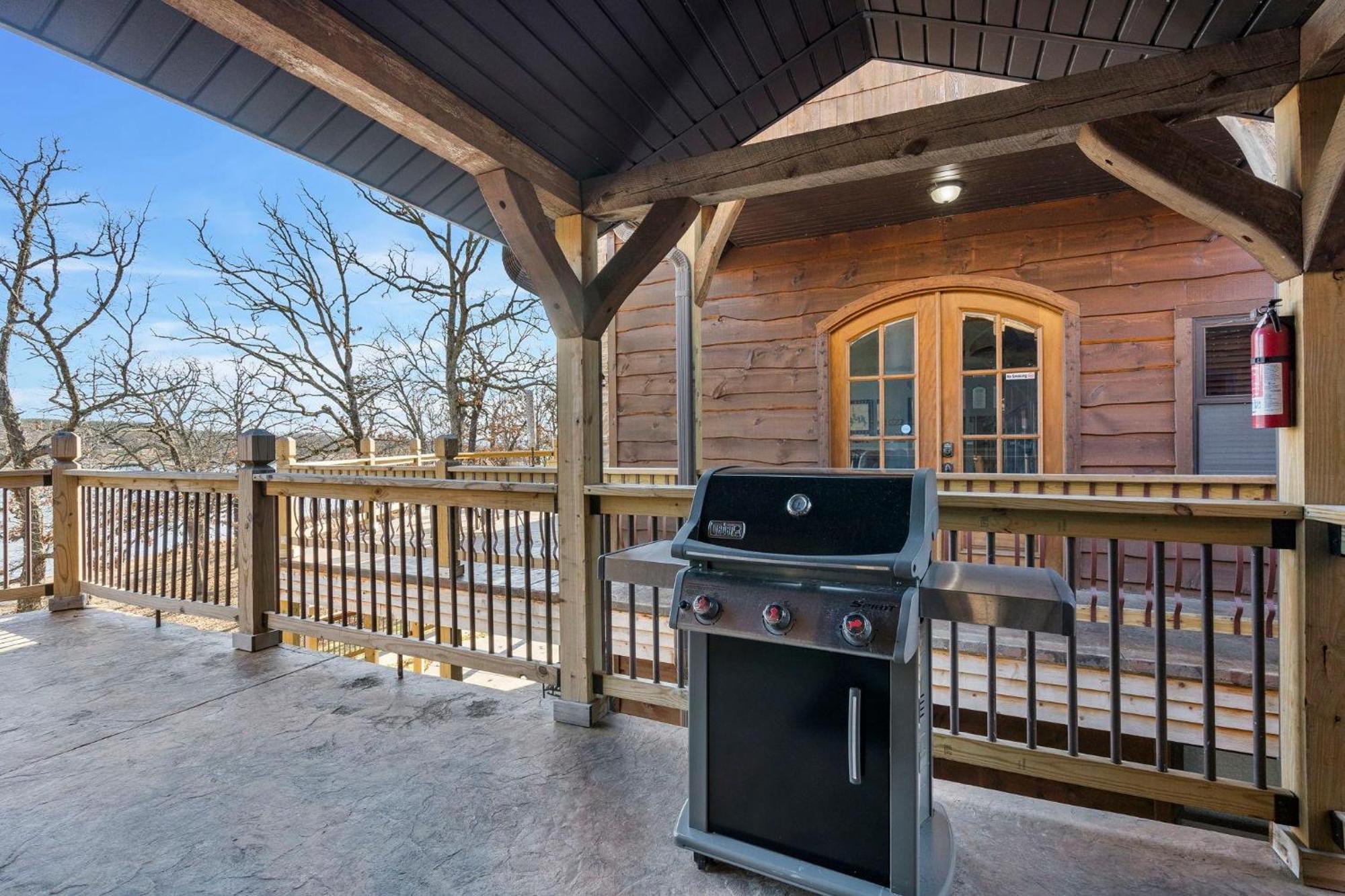 Happiness Within - Lakefront Holiday home Branson