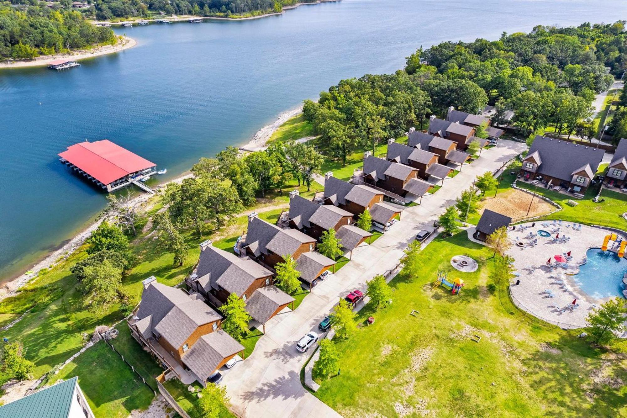 Happiness Within - Lakefront Holiday home Branson