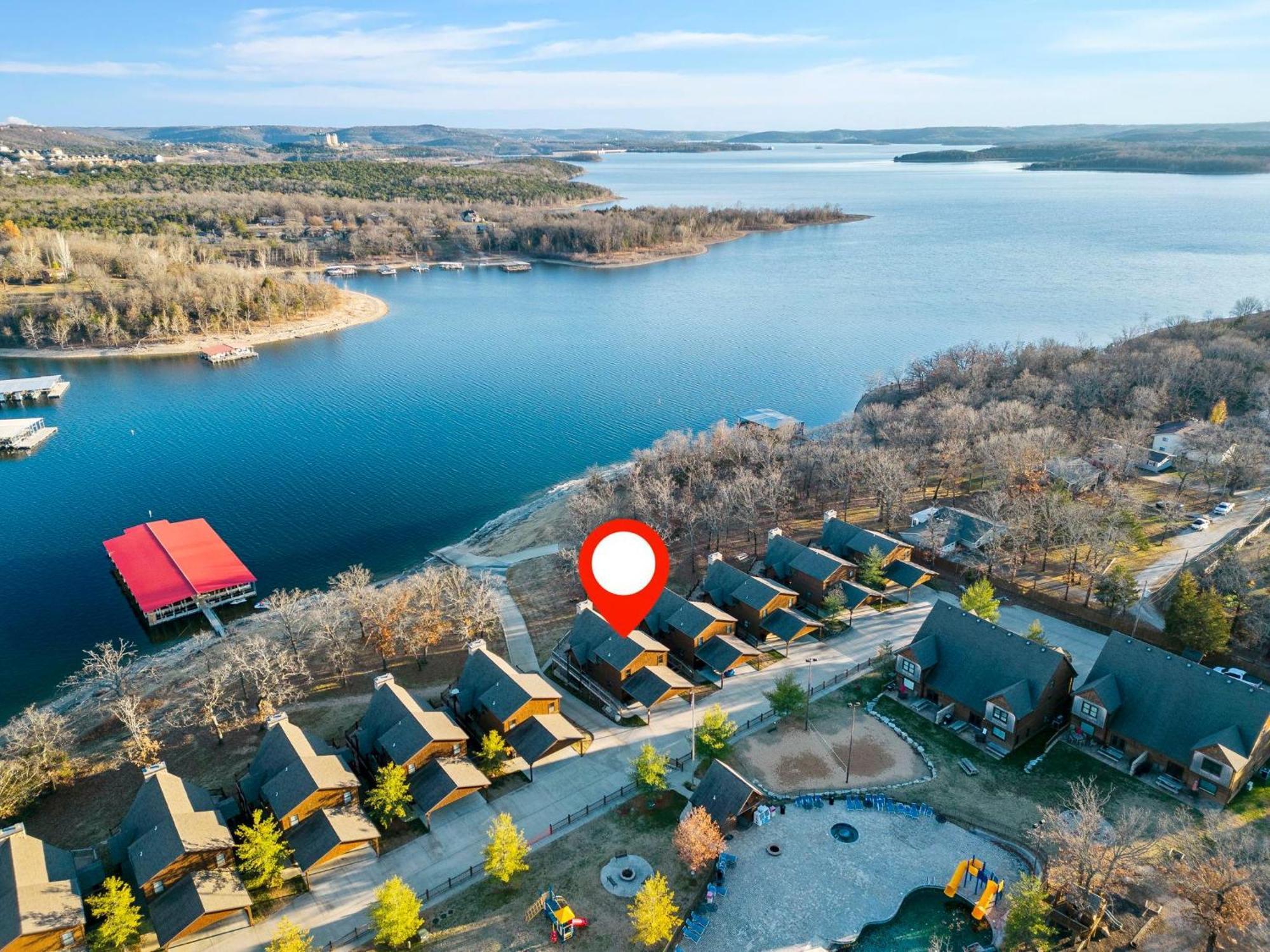 Happiness Within - Lakefront Holiday home Branson