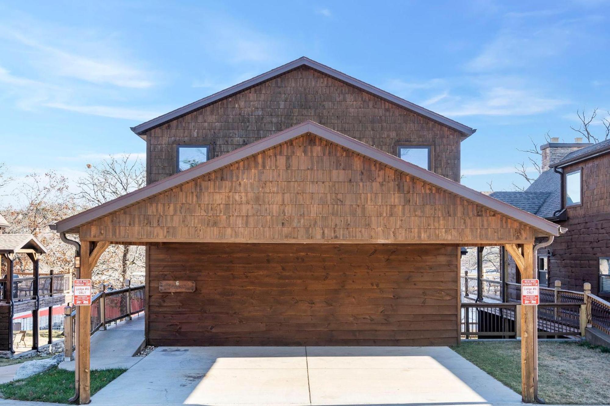 Happiness Within - Lakefront Holiday home Branson