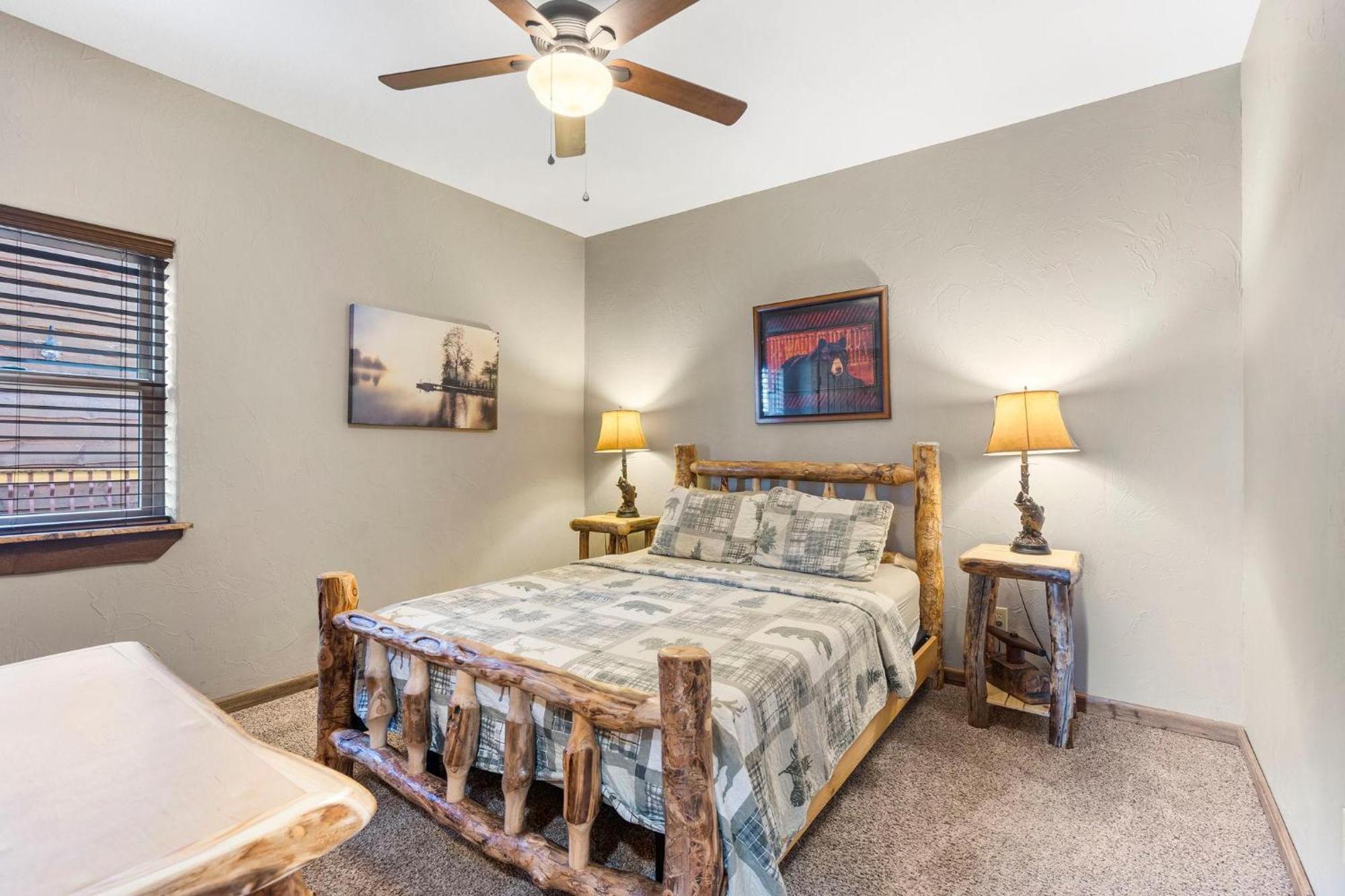 Happiness Within - Lakefront Holiday home Branson