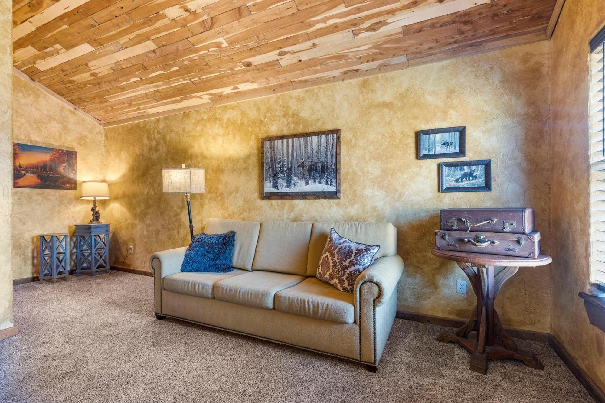 Happiness Within - Lakefront Holiday home