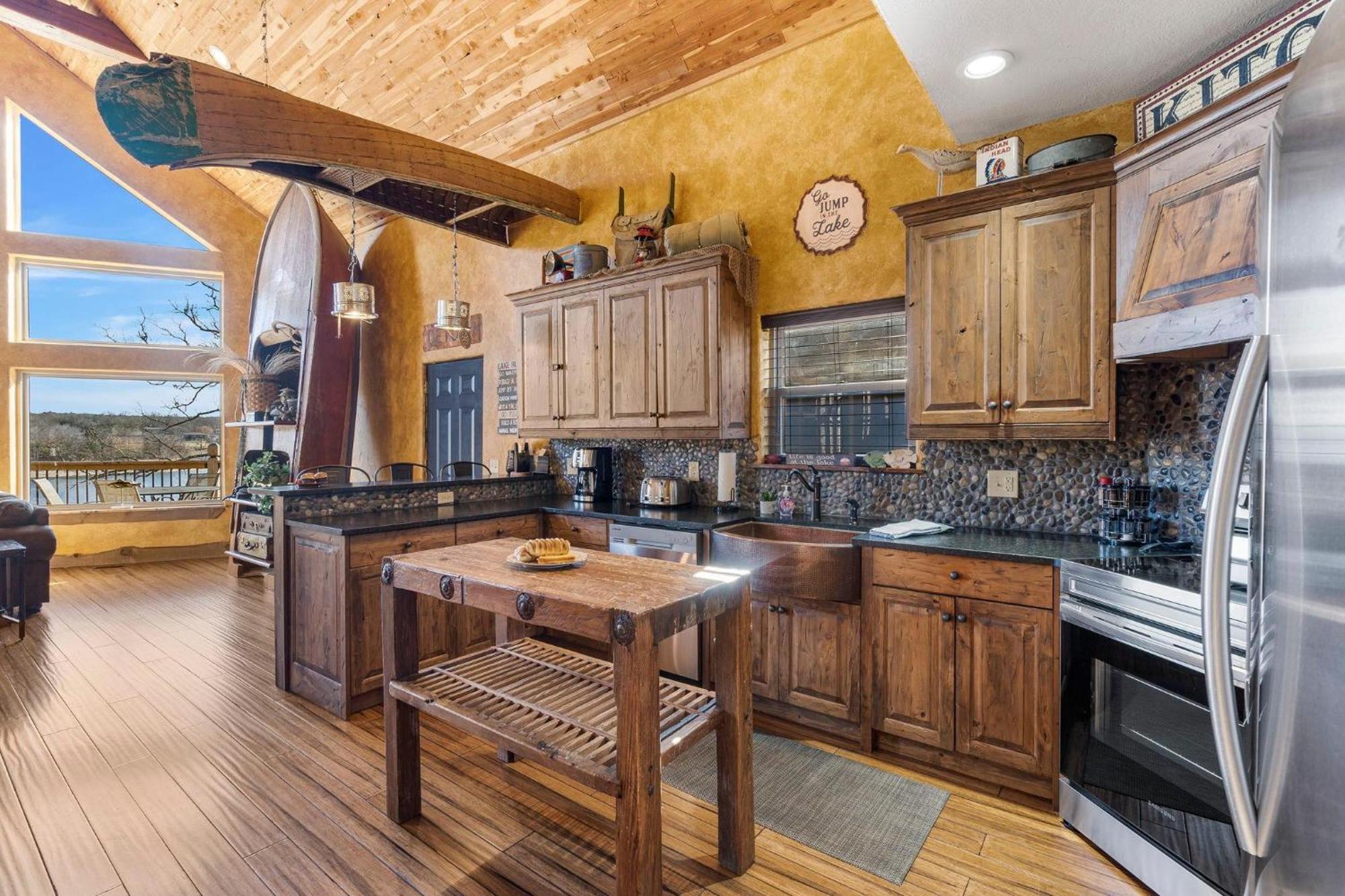 Happiness Within - Lakefront Holiday home