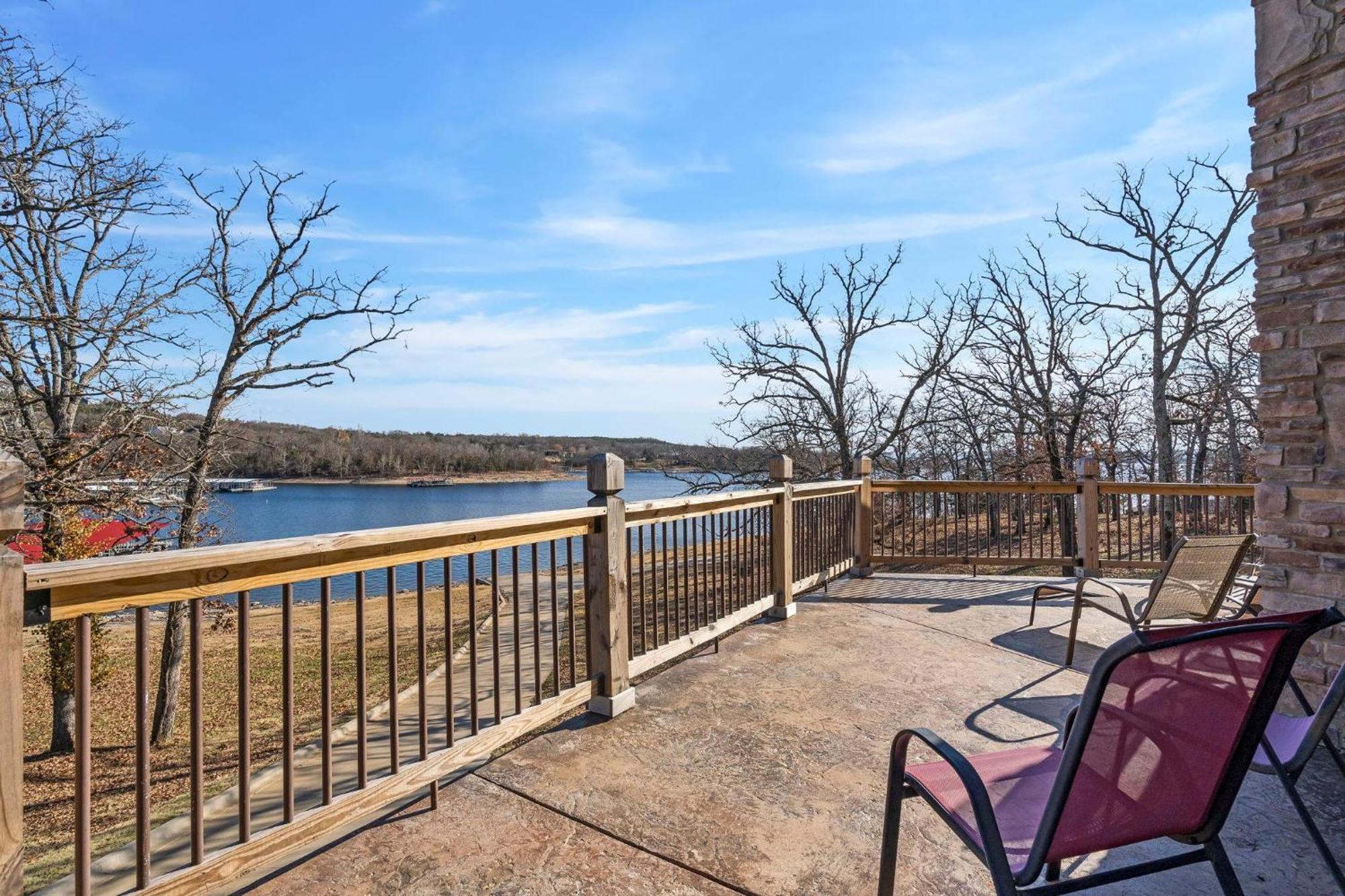 Happiness Within - Lakefront Holiday home Branson