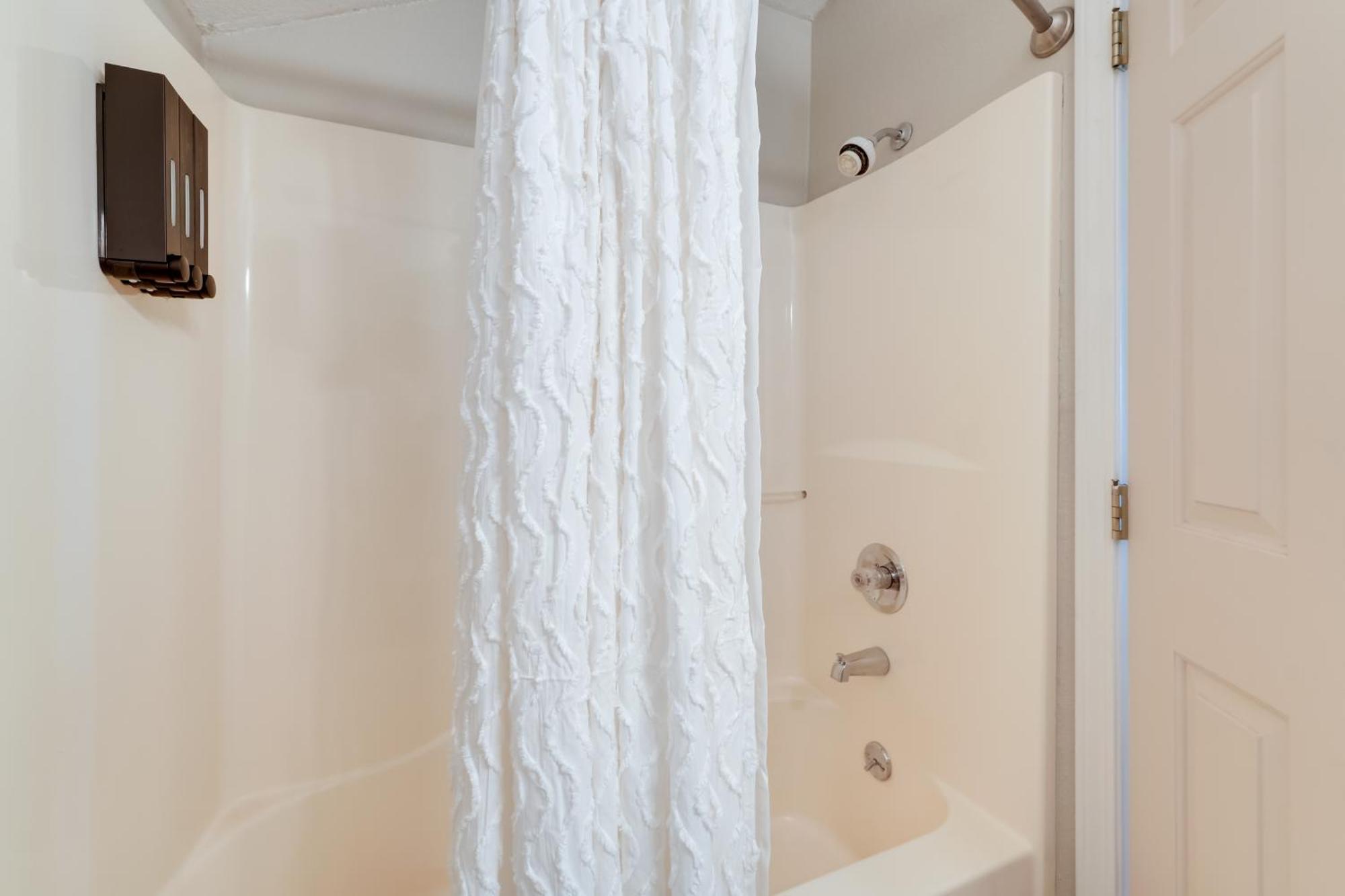 Family-friendly With Community Pools! Apartment Branson