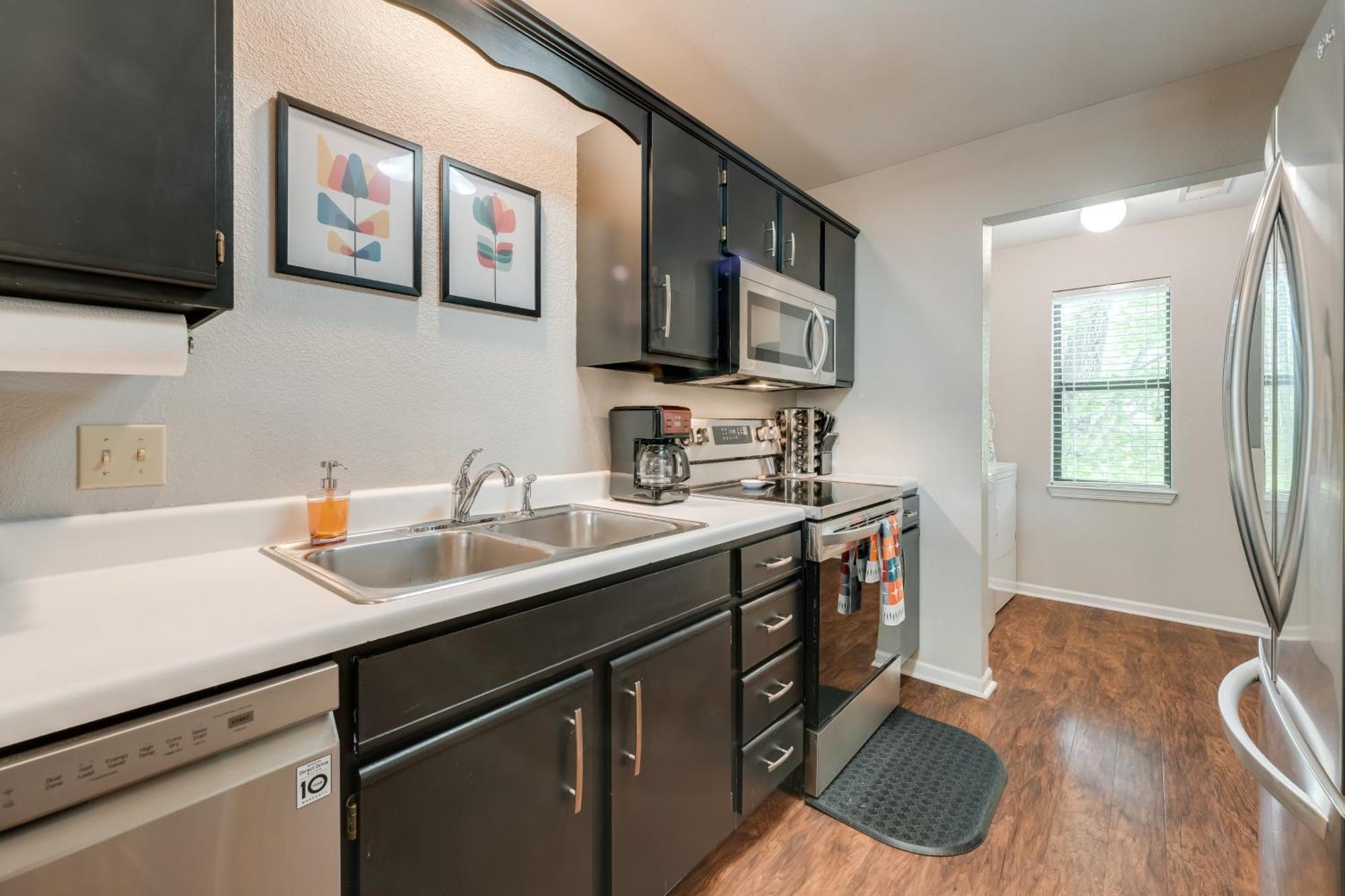 Family-friendly With Community Pools! Apartment *