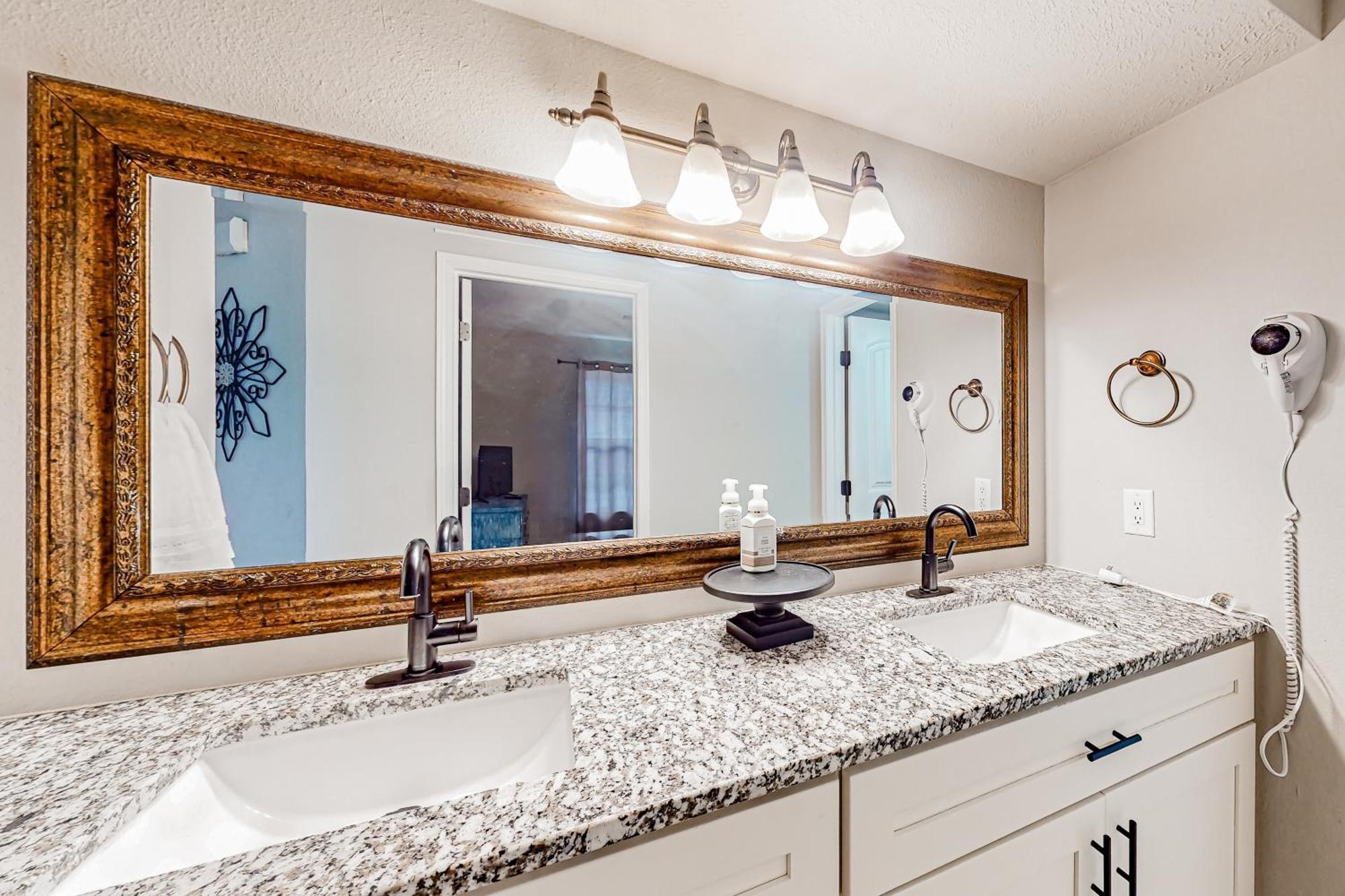 Entertainer's Landing, Unit 3 * Branson
