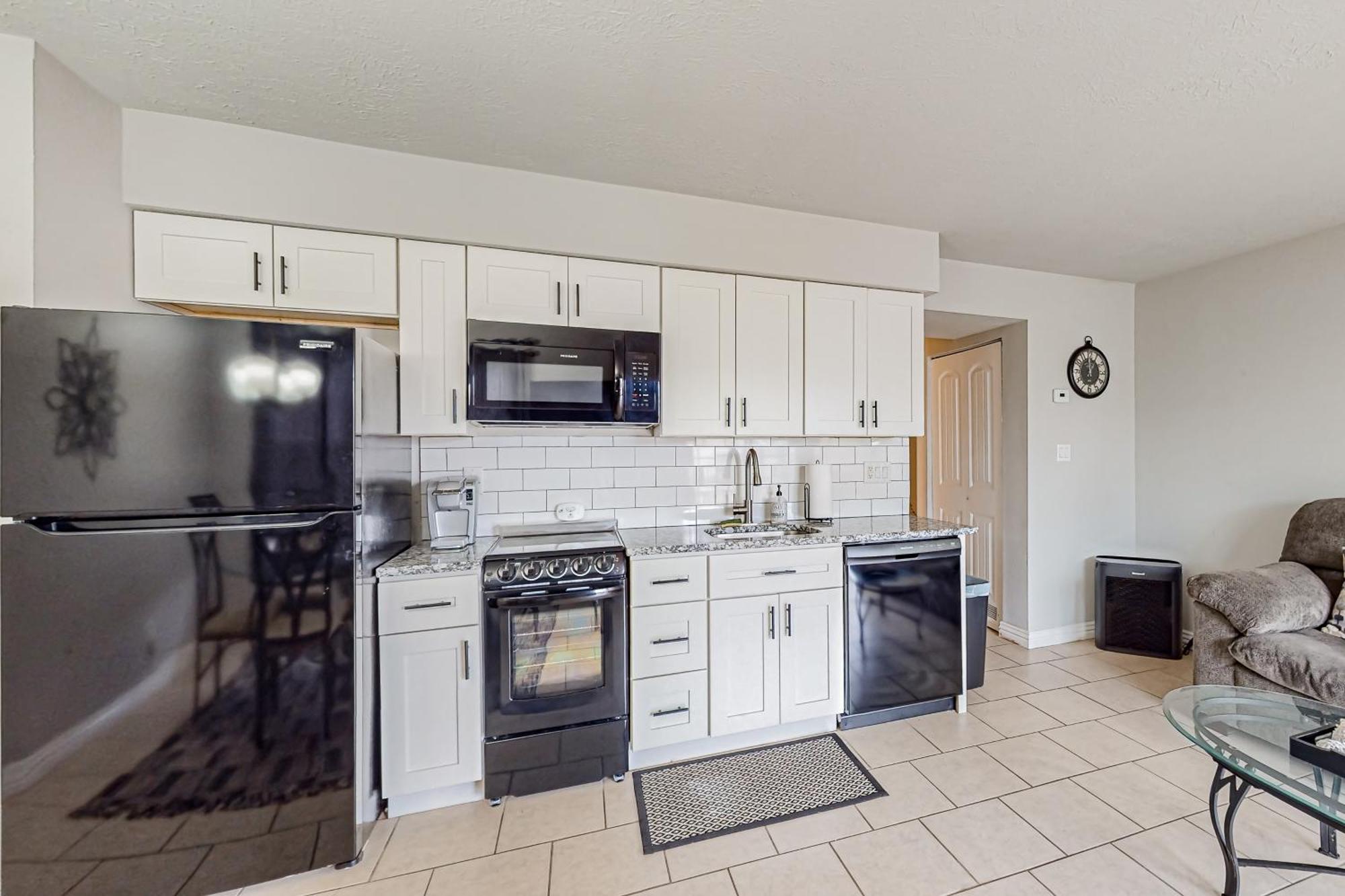 Entertainer's Landing, Unit 3 *