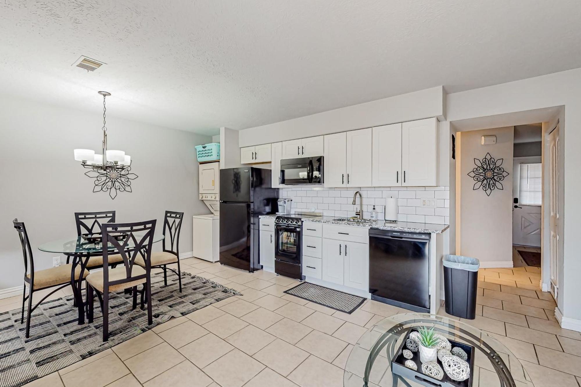 Entertainer's Landing, Unit 3 *