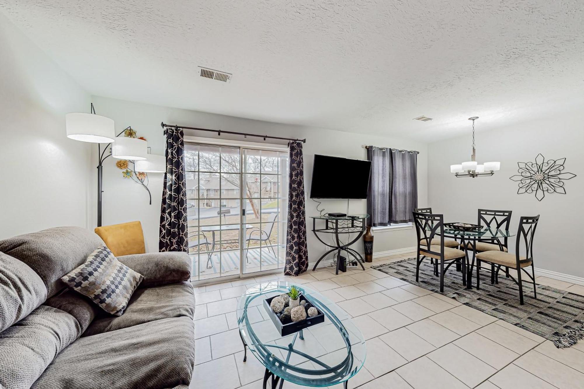 Entertainer's Landing, Unit 3 *