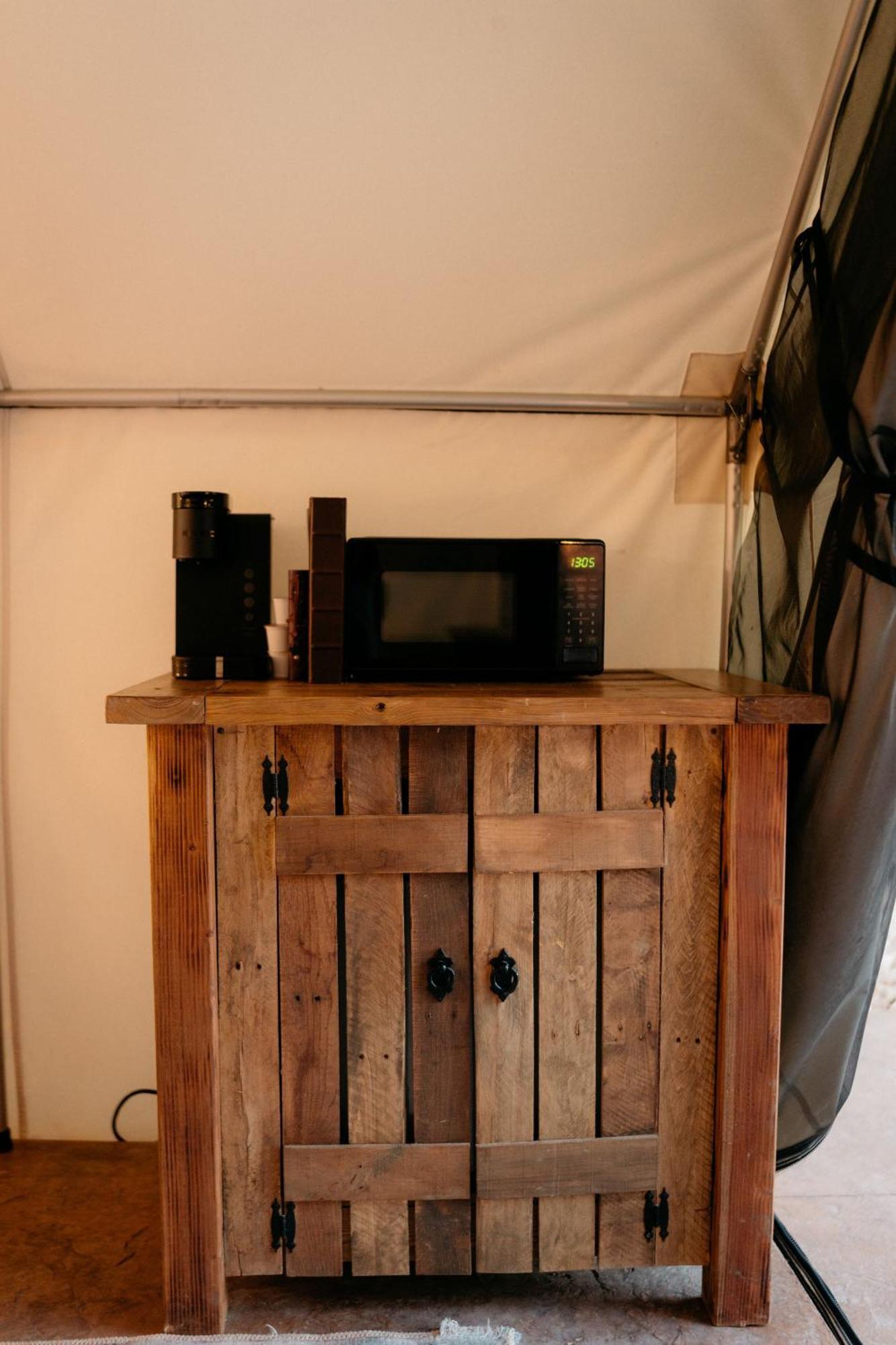 Cozy Unique Glamping On 53 Acres - Bedrock Site Luxury tent *