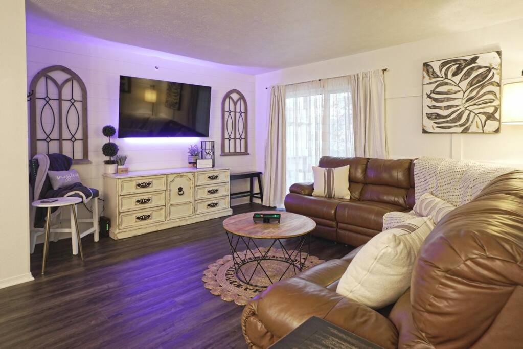 Apartment Ashley's Luxurious Snuggery! *