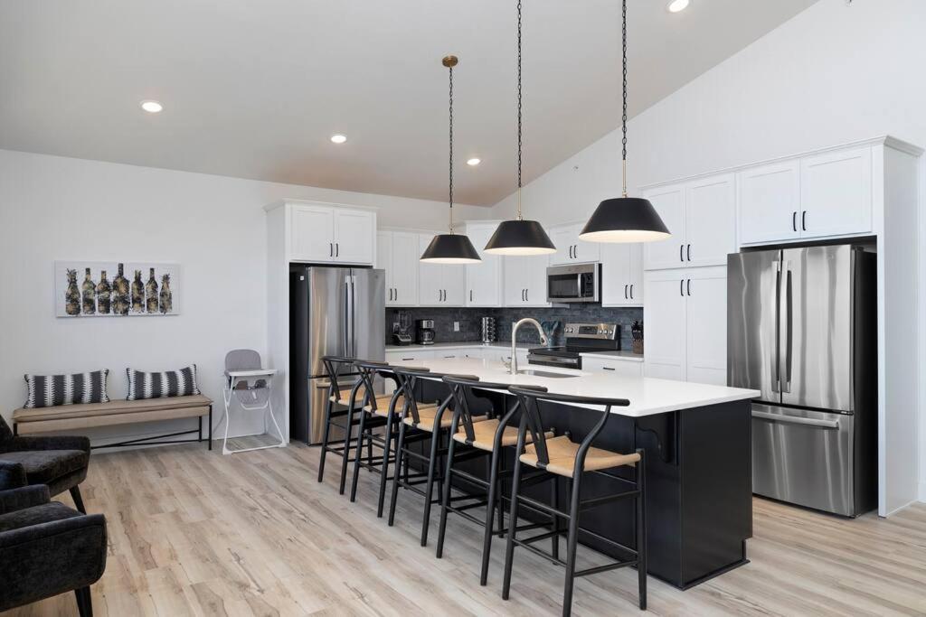 Moonstone Views Sleeps 28 Golfsim Pup Friendly Apartment