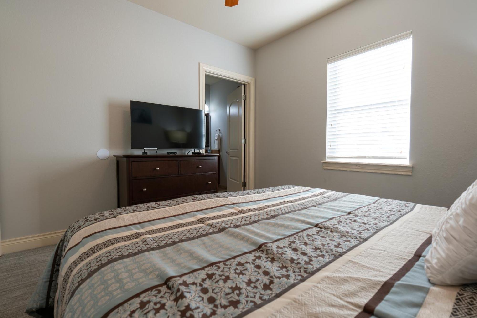 4bd Walk-in - Large Deck - Golf Course - Pool - Free Attraction Tickets Included - V120 *