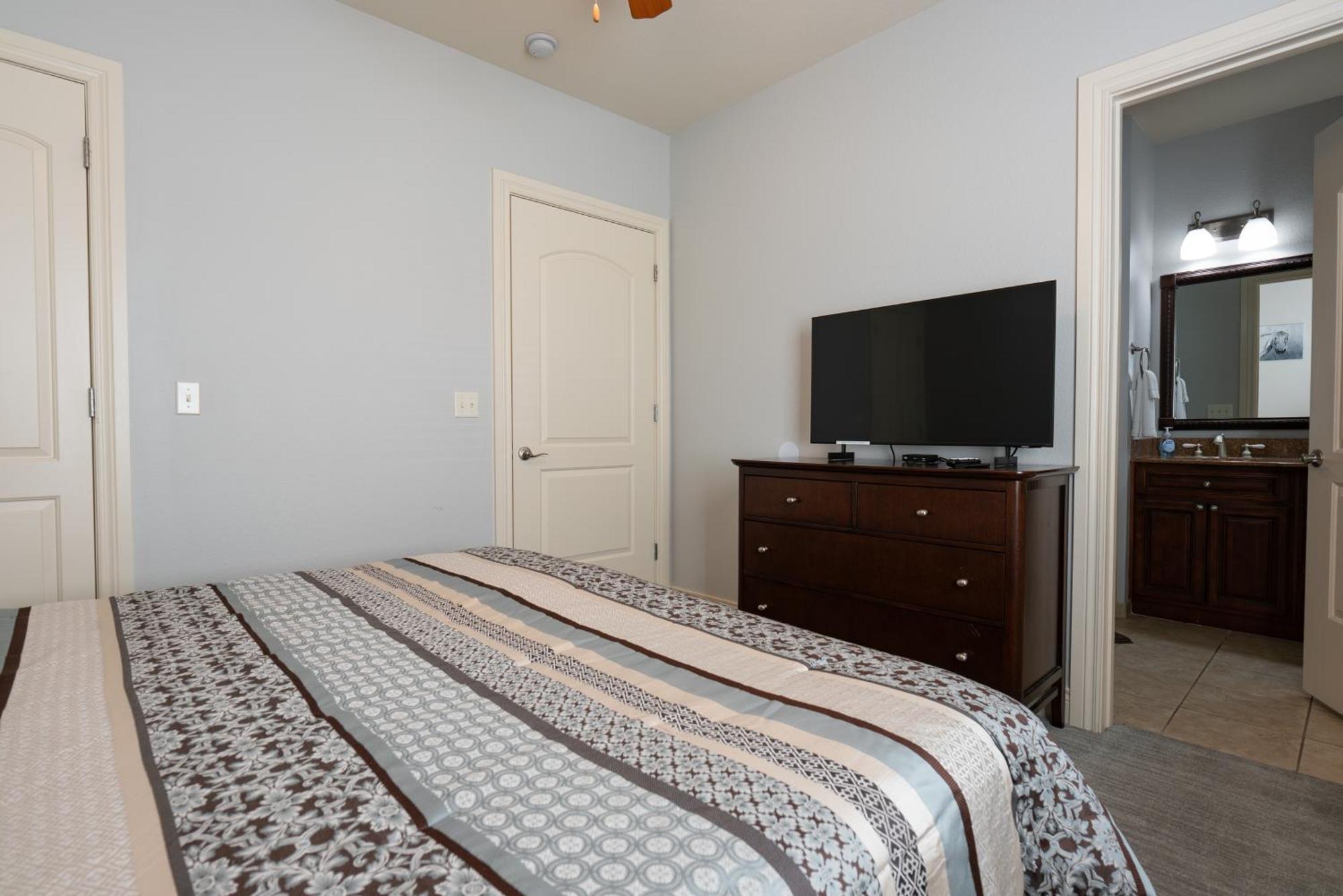 4bd Walk-in - Large Deck - Golf Course - Pool - Free Attraction Tickets Included - V120 Branson