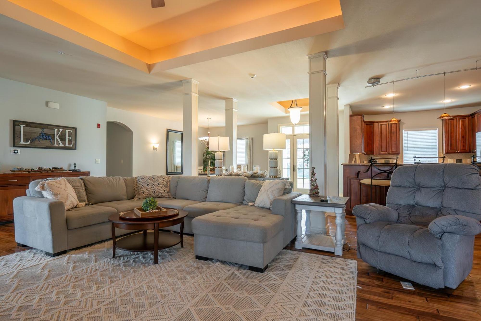 4bd Walk-in - Large Deck - Golf Course - Pool - Free Attraction Tickets Included - V120 Holiday home