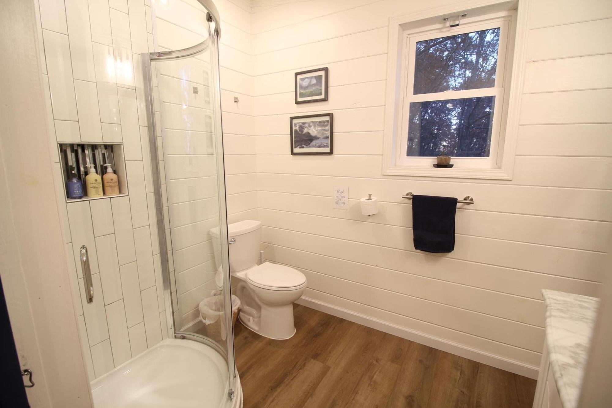 Secluded Treehouse In The Woods - Tree Hugger Hideaway Holiday home *