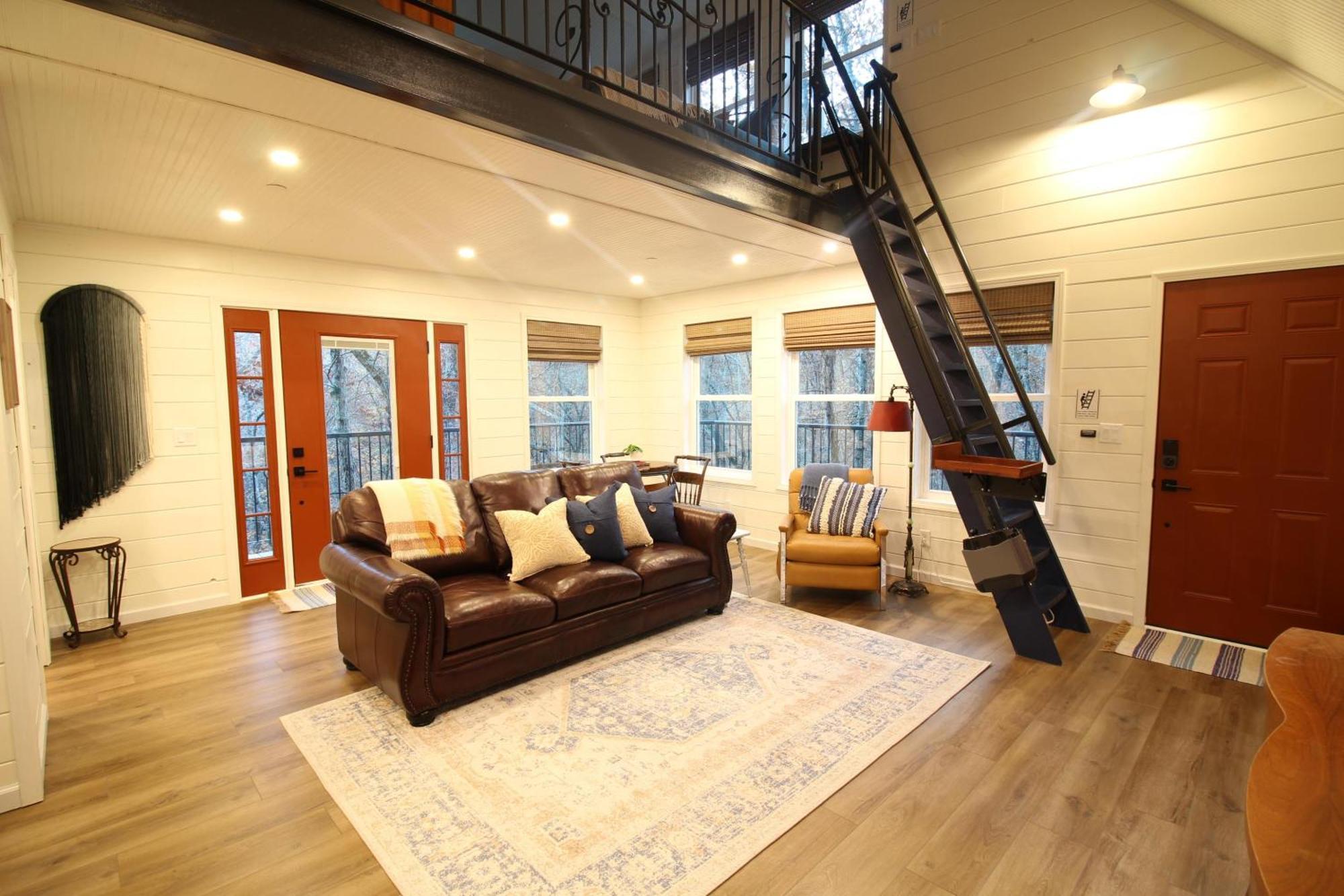 Secluded Treehouse In The Woods - Tree Hugger Hideaway Holiday home Branson
