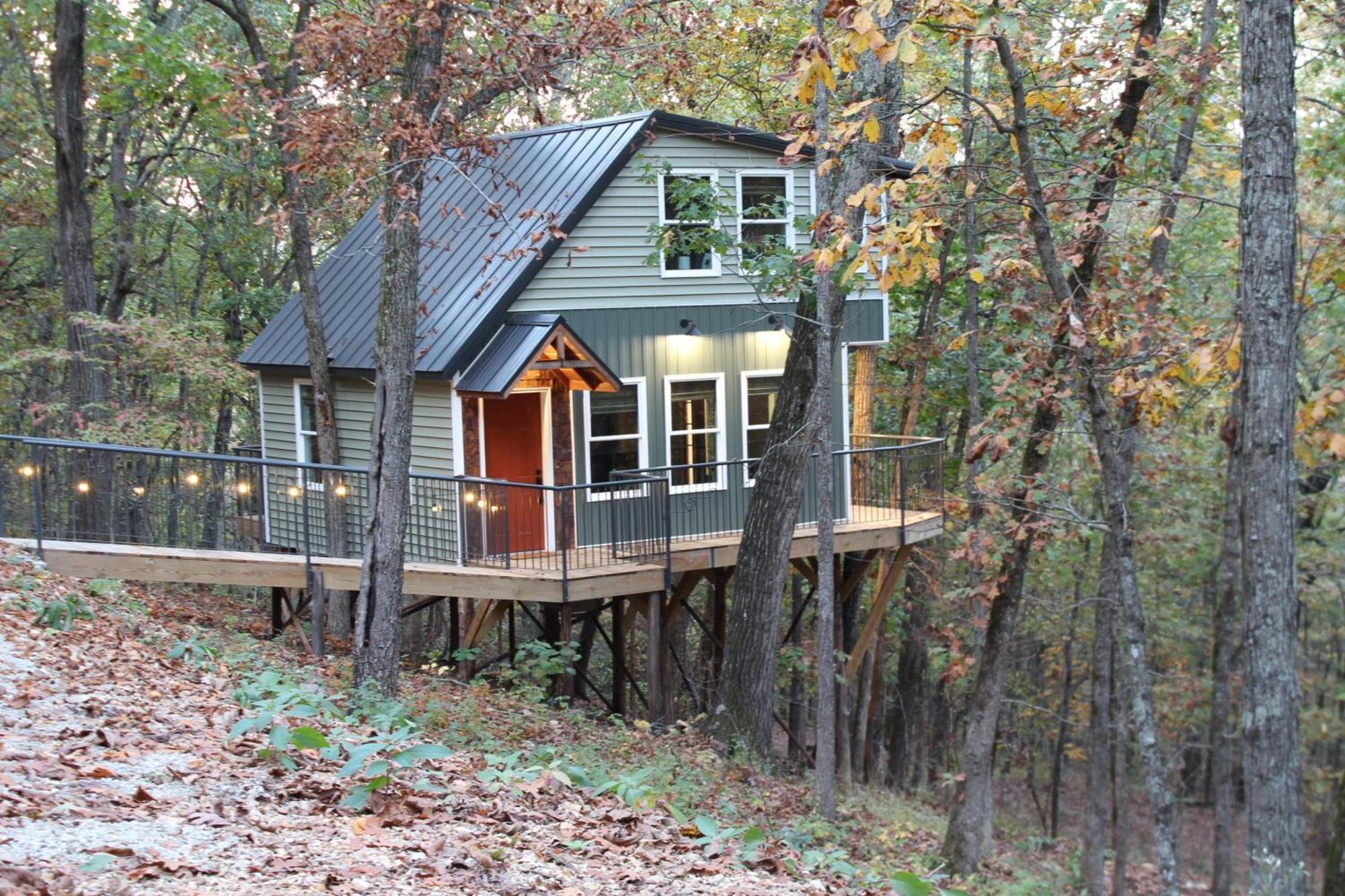 Secluded Treehouse In The Woods - Tree Hugger Hideaway *
