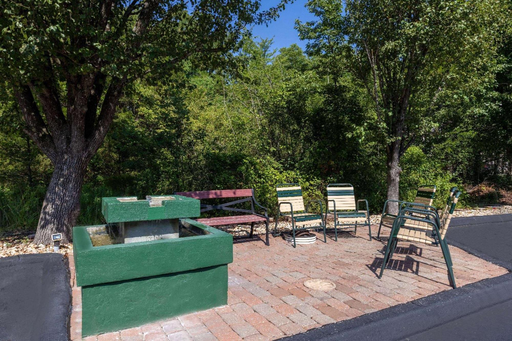 Super 8 By Wyndham - Shepherd Of The Hills Exwy Motel 2*