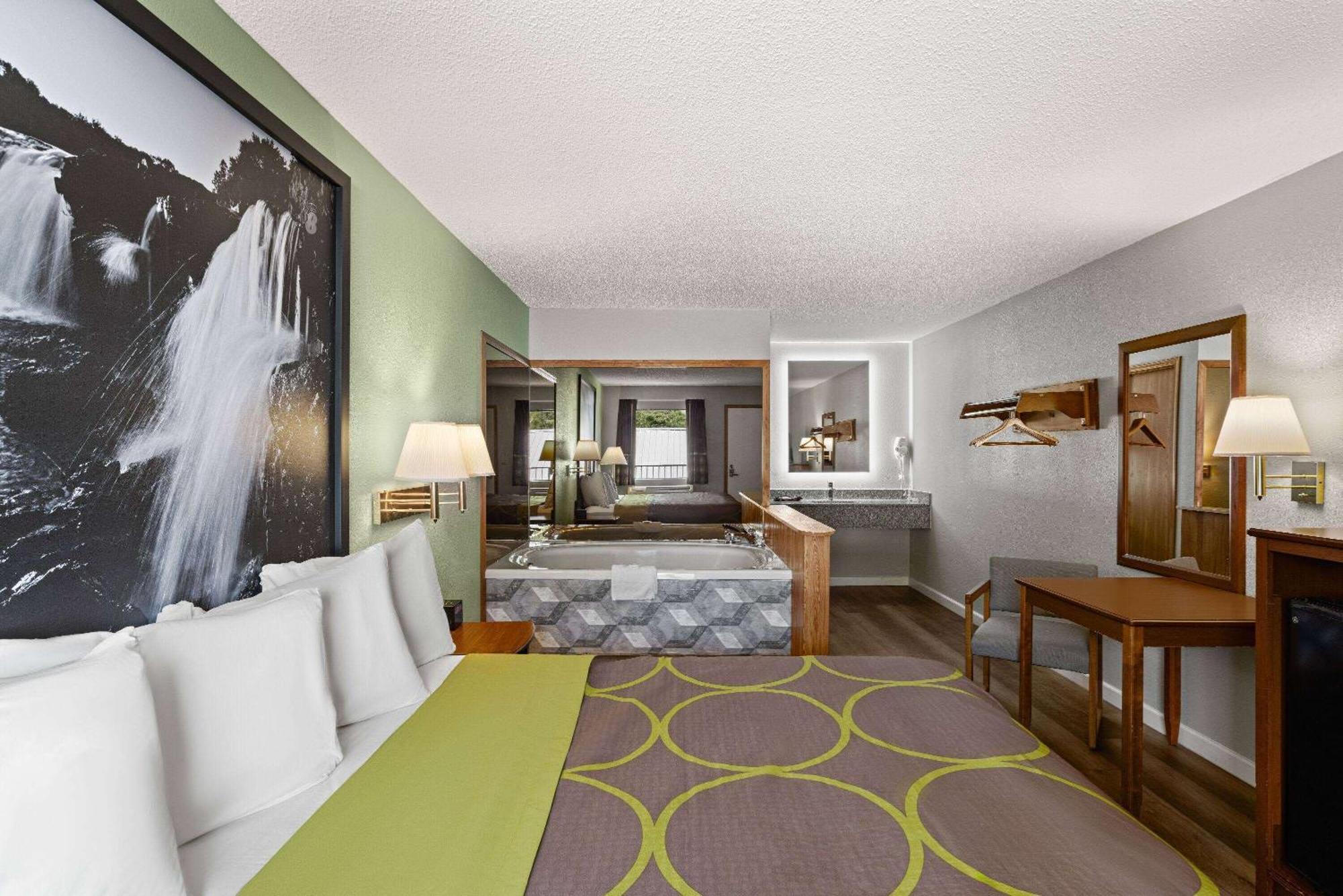 Super 8 By Wyndham - Shepherd Of The Hills Exwy Motel