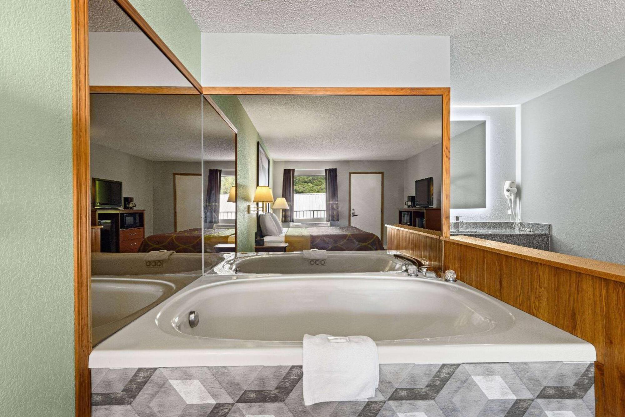 Super 8 By Wyndham - Shepherd Of The Hills Exwy Motel 2*