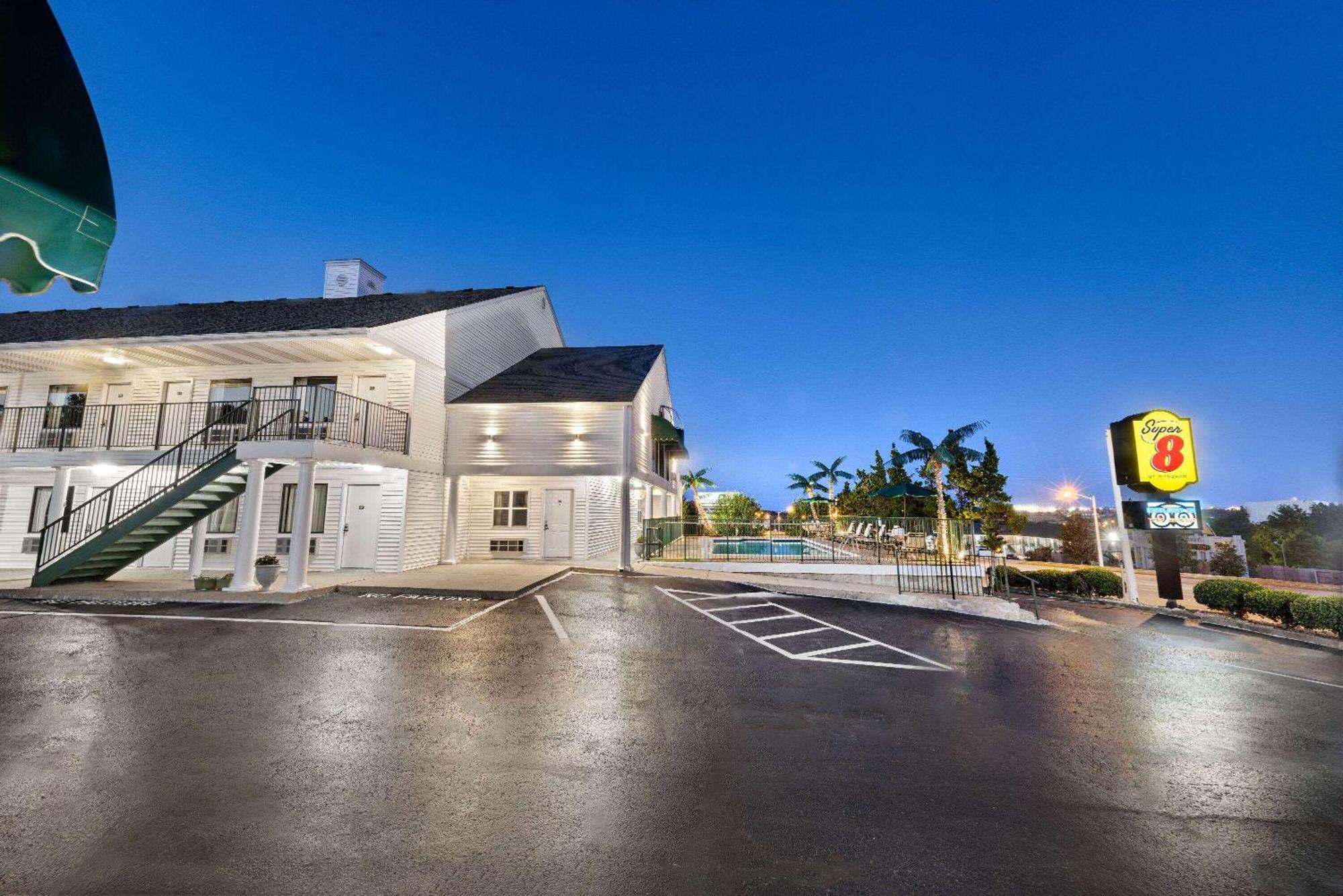 Super 8 By Wyndham - Shepherd Of The Hills Exwy Branson